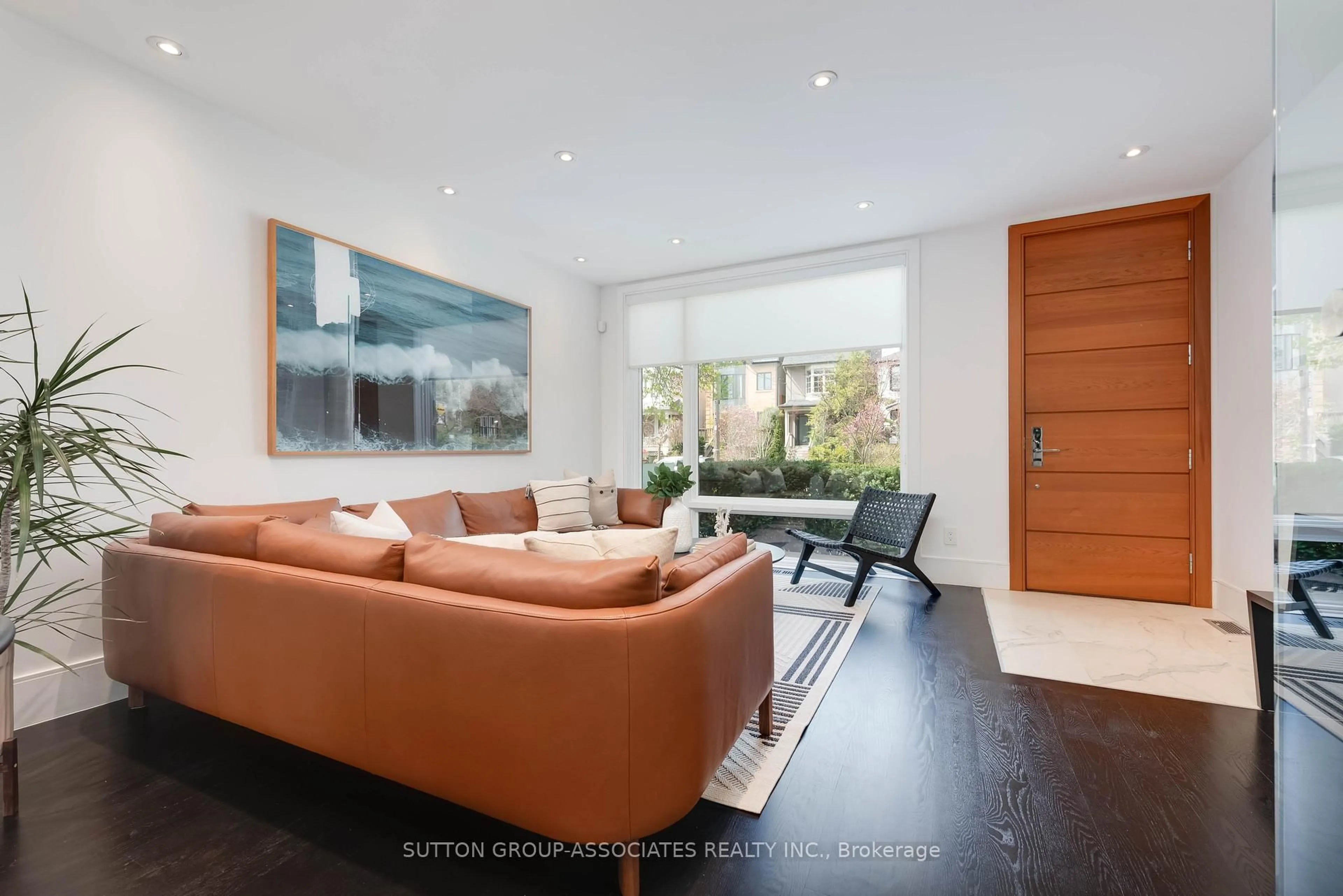 Living room with furniture, unknown for 81 Helena Ave, Toronto Ontario M6G 2H3