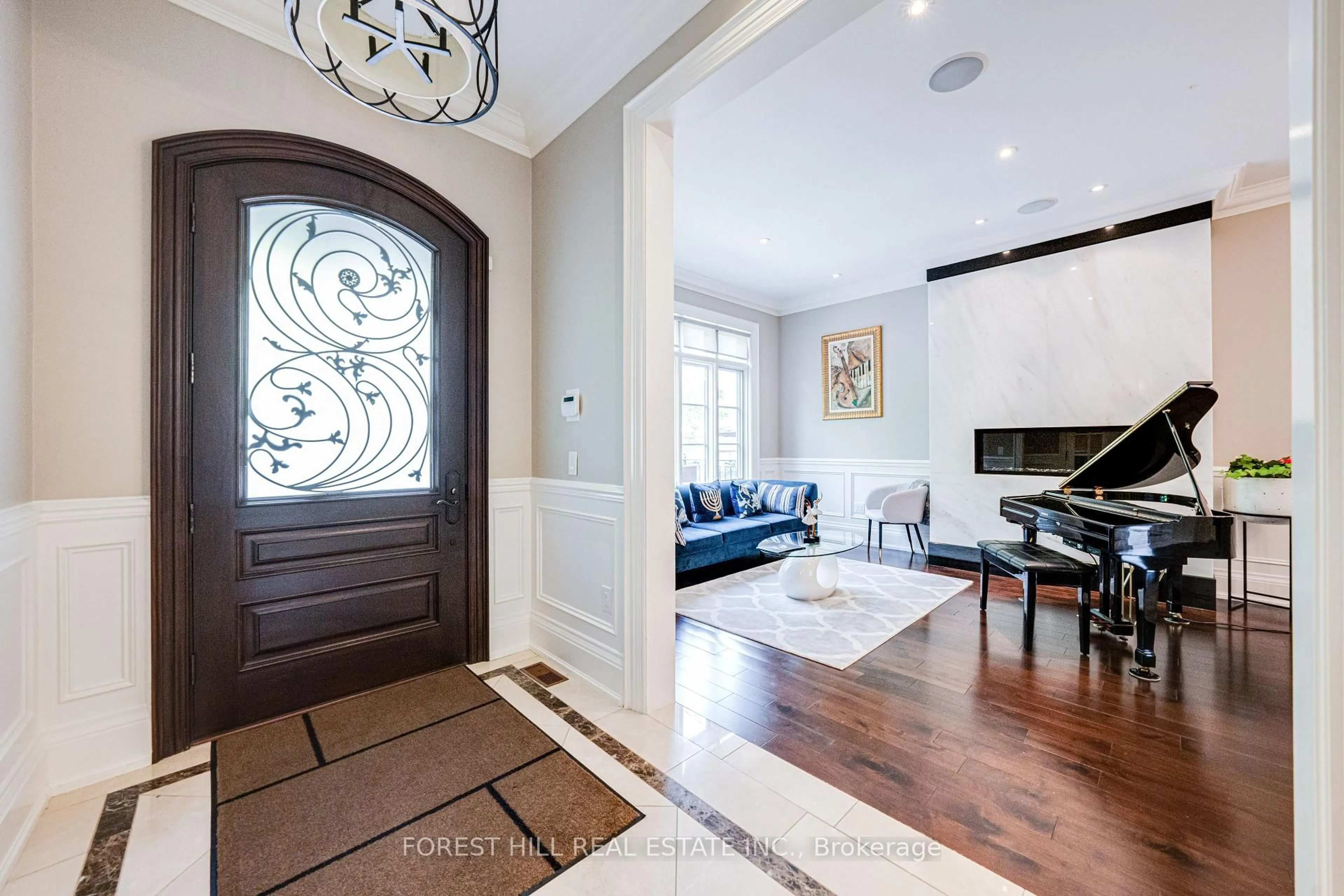 Indoor entryway for 669 Bedford Park Ave, Toronto Ontario M5M 1K4