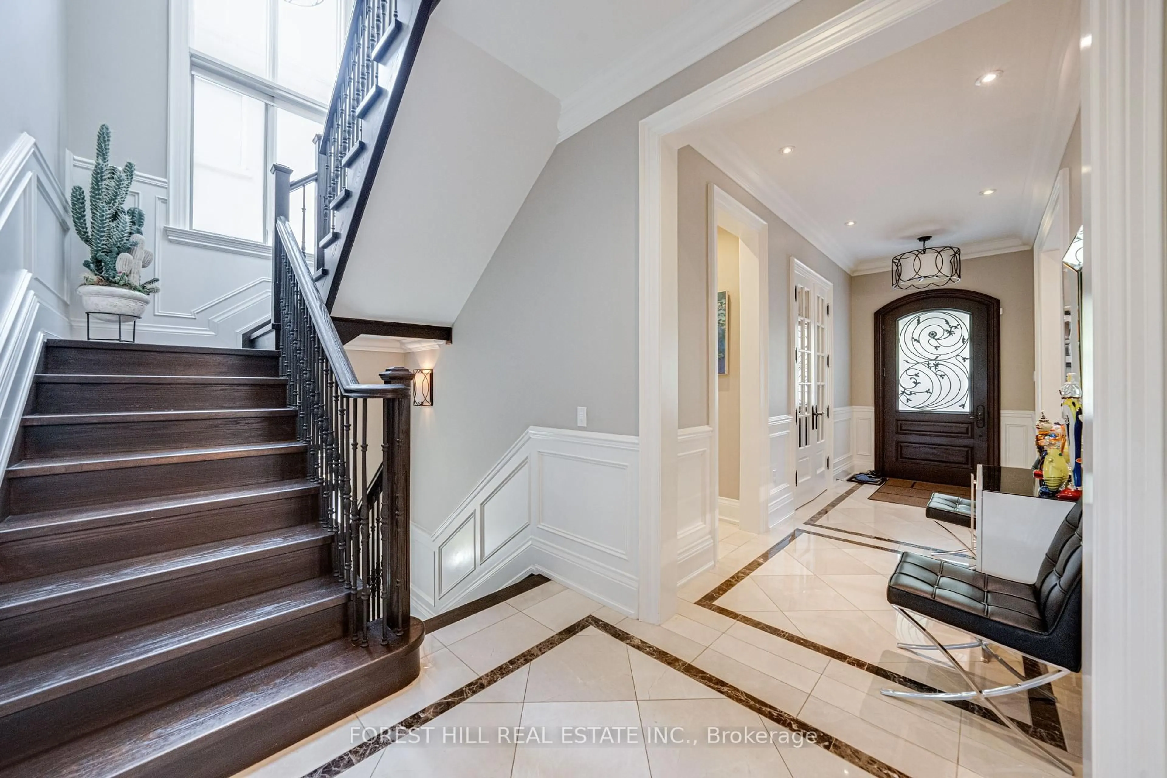 Indoor entryway for 669 Bedford Park Ave, Toronto Ontario M5M 1K4