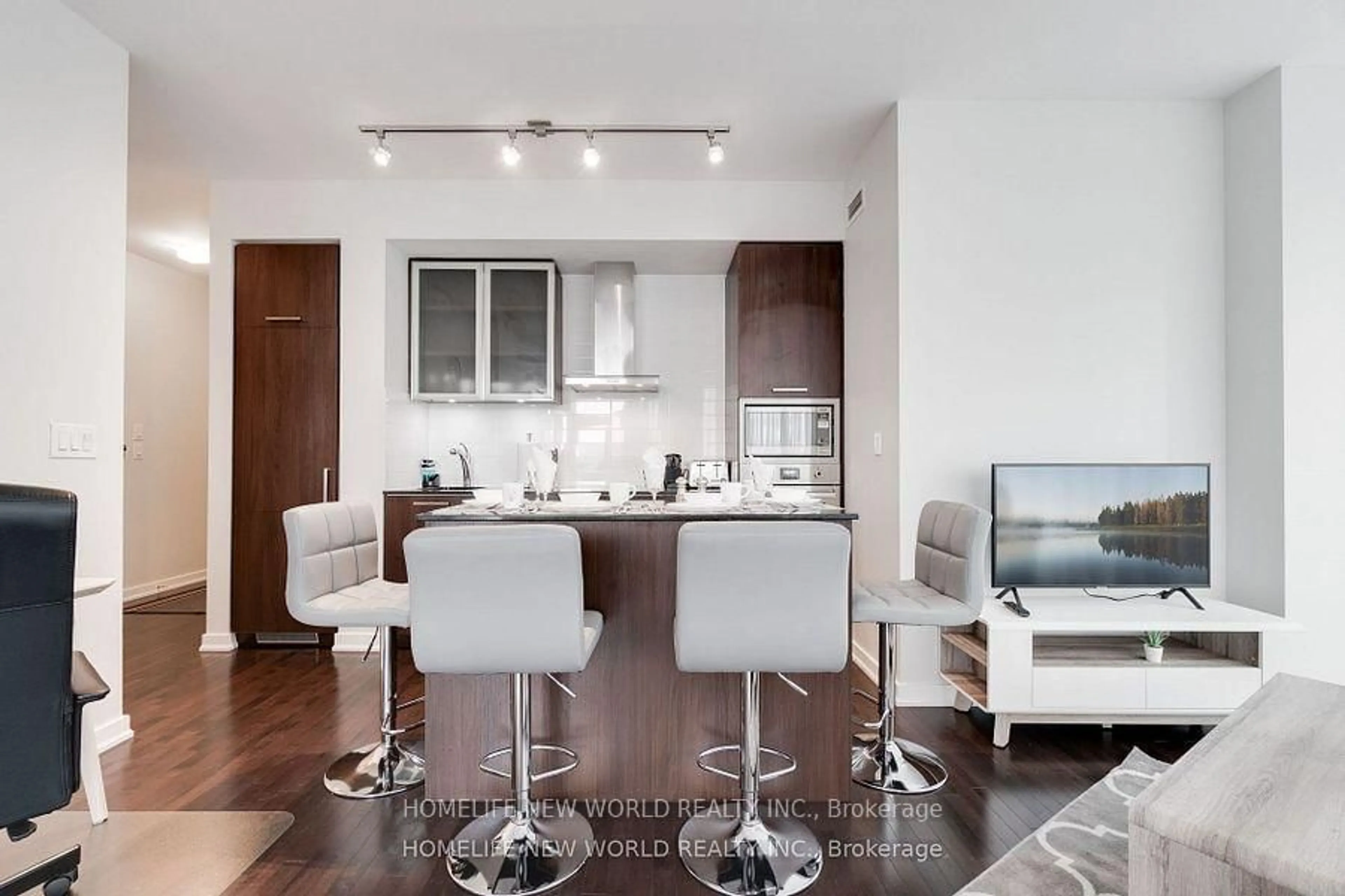 Open concept kitchen, wood/laminate floor for 12 York St #3402, Toronto Ontario M5J 0A9