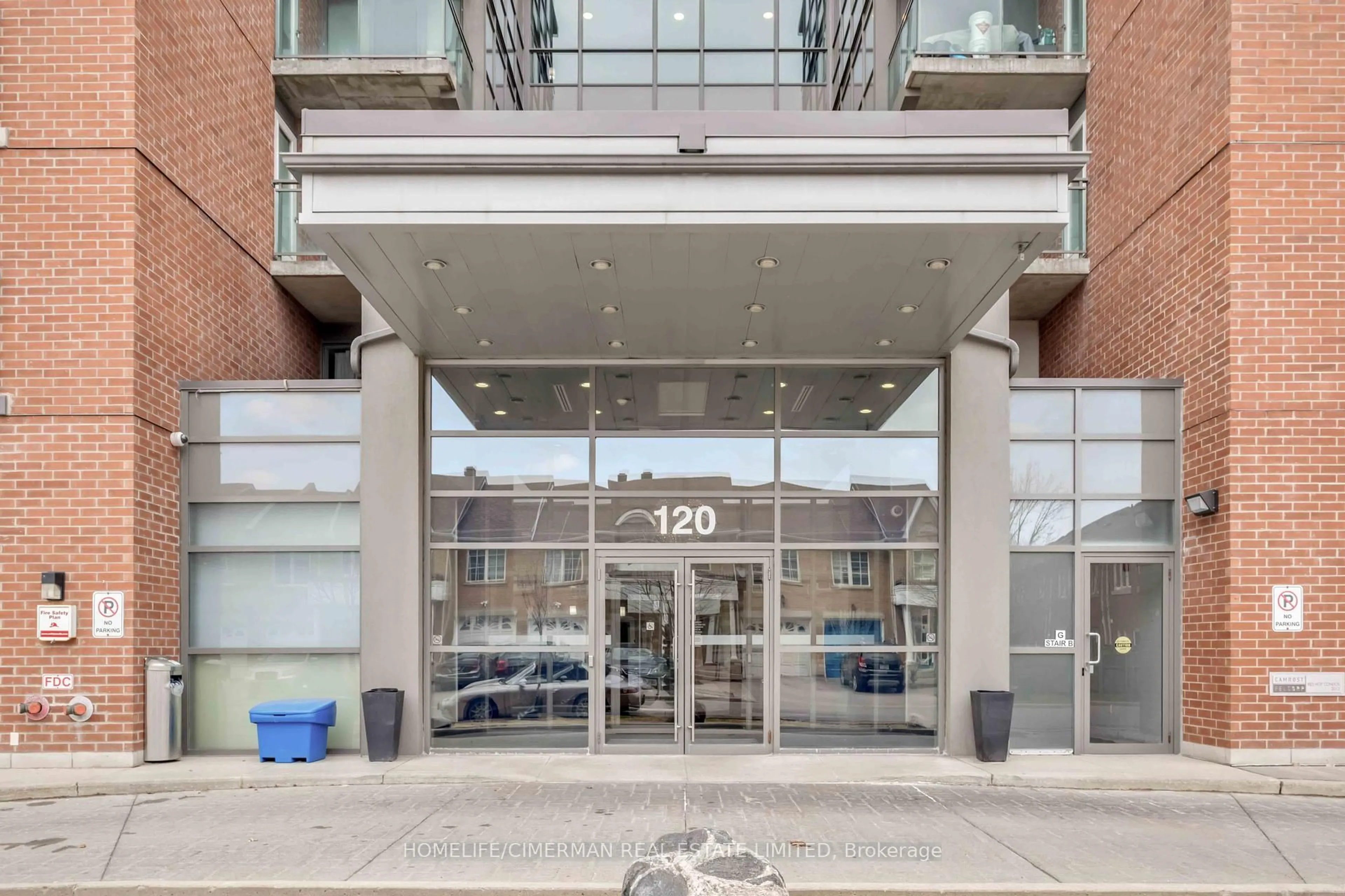 Indoor foyer for 120 Dallimore Circ #607, Toronto Ontario M3C 4J1