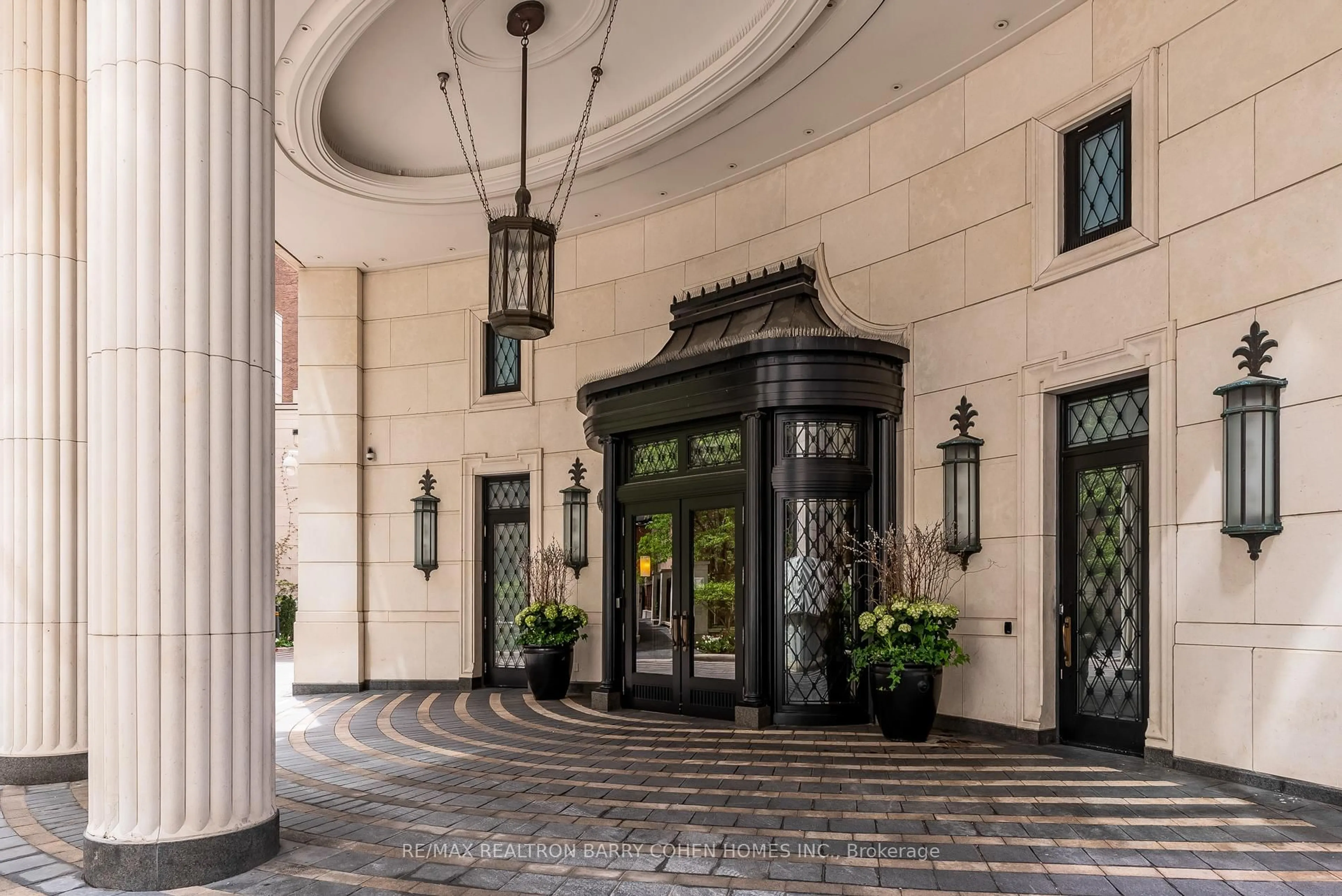 Indoor foyer for 1 St Thomas St #1A, Toronto Ontario M5S 3M5