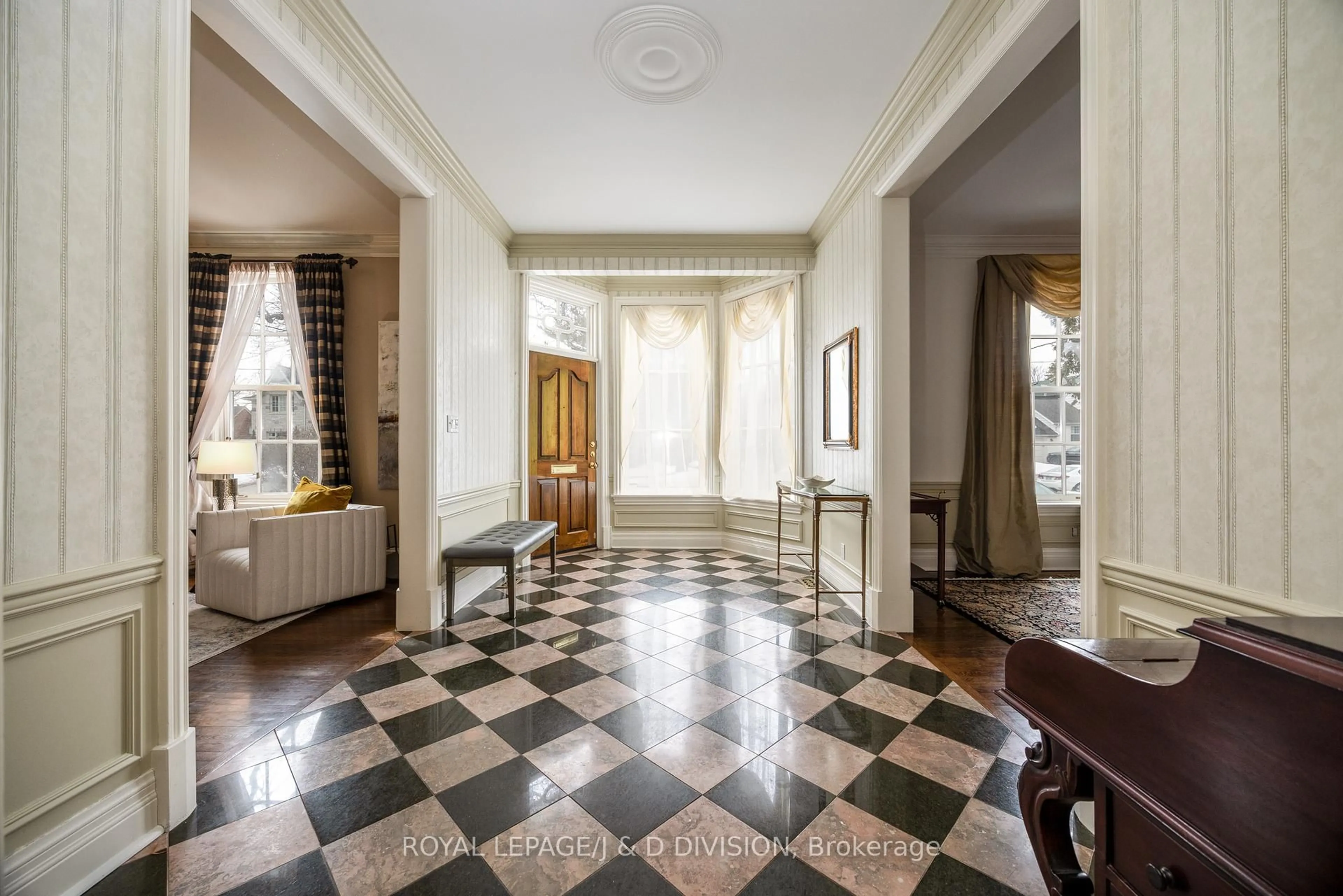 Indoor foyer for 85 Joicey Blvd, Toronto Ontario M5M 2T4