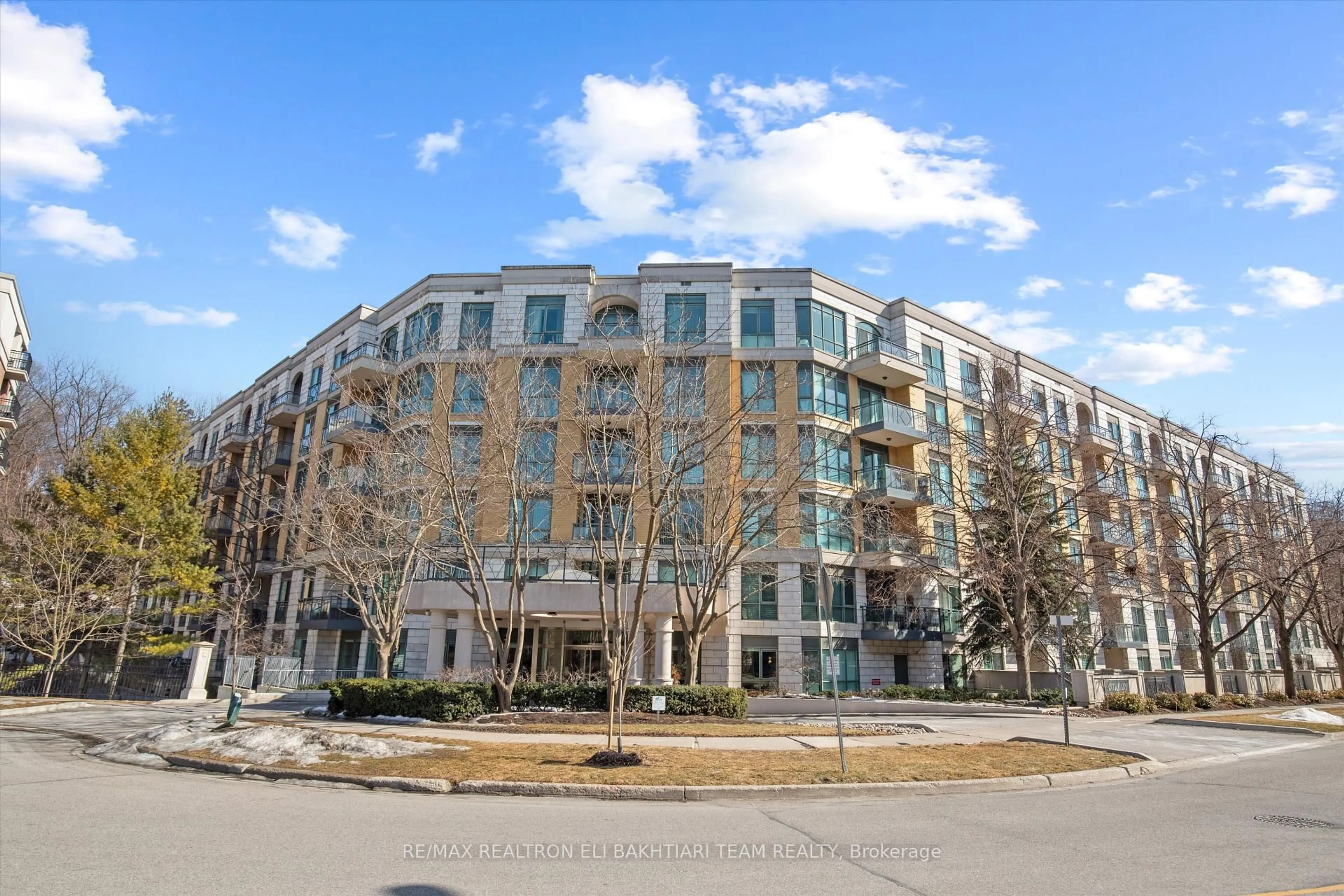 Patio, building for 11 William Carson Cres #618, Toronto Ontario M2P 2G1