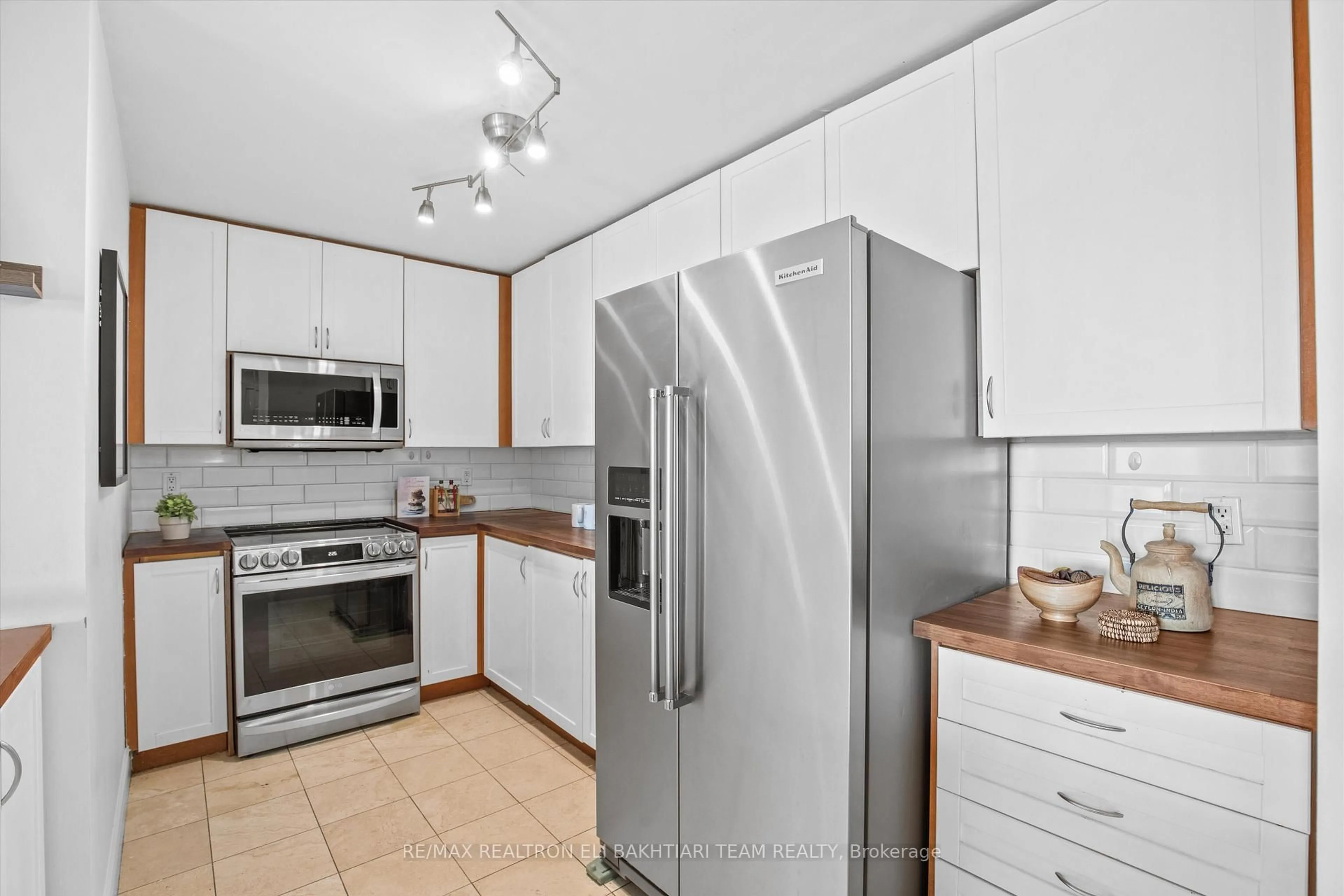Standard kitchen, unknown for 11 William Carson Cres #618, Toronto Ontario M2P 2G1