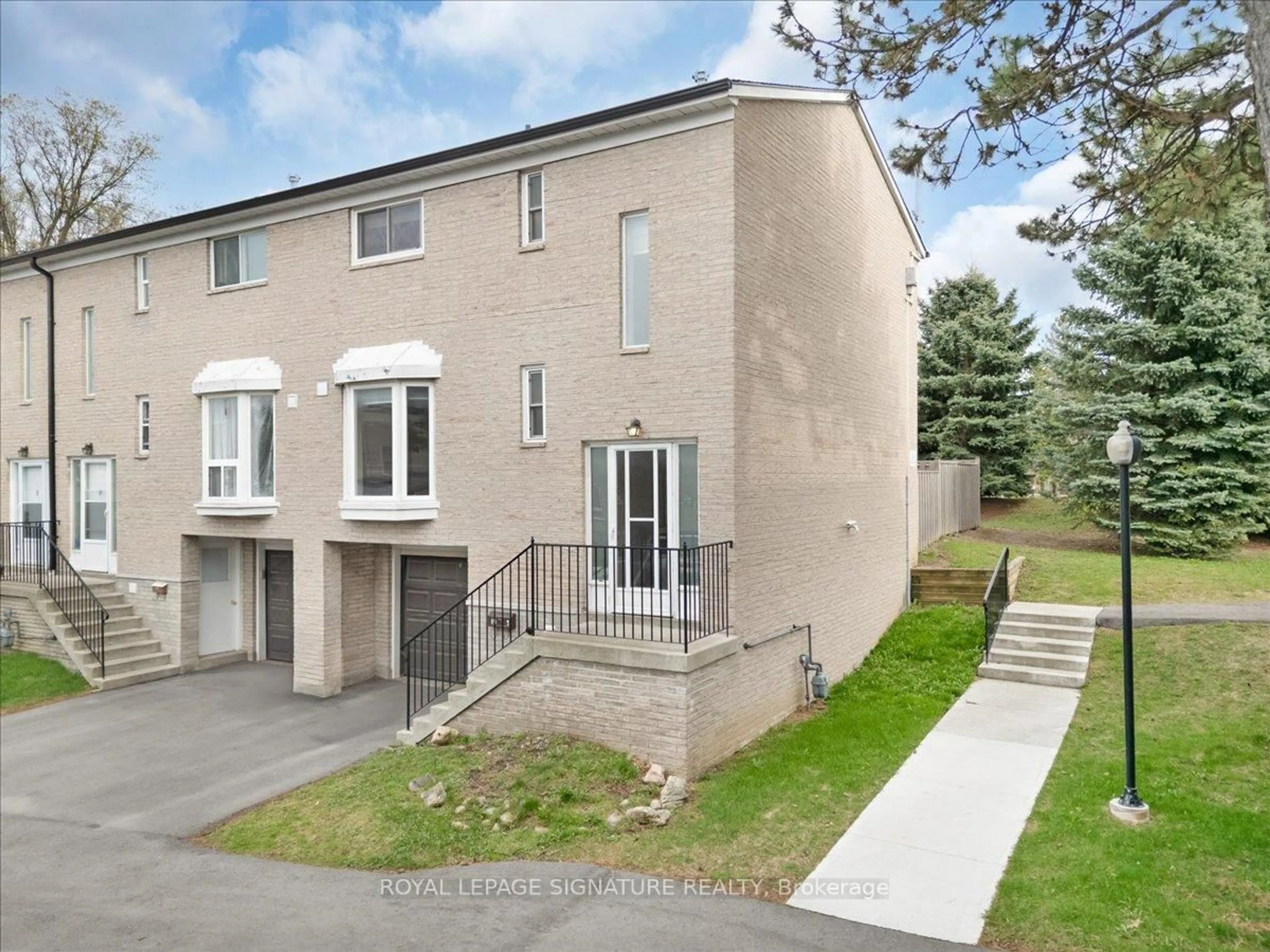 A pic from outside/outdoor area/front of a property/back of a property/a pic from drone, street for 2 Liszt Gate #11, Toronto Ontario M2H 1G7