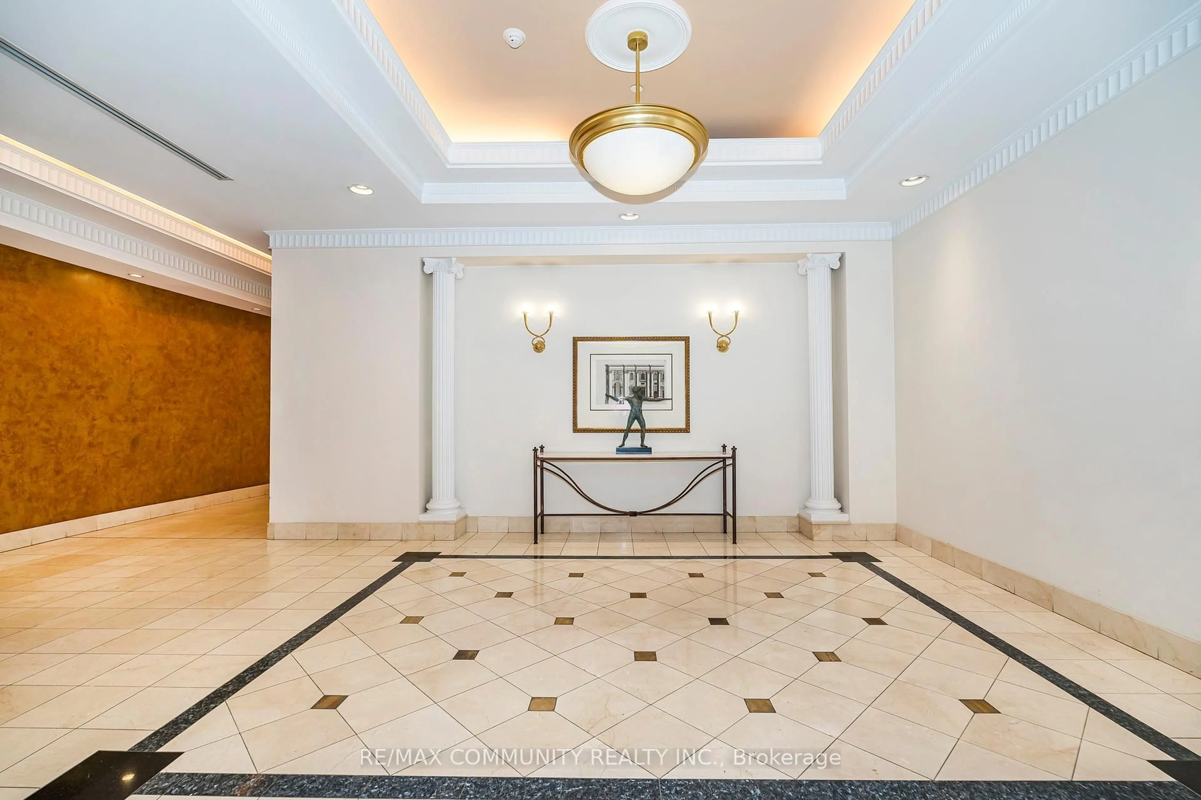 Indoor foyer for 980 Yonge St #513, Toronto Ontario M4W 3V8