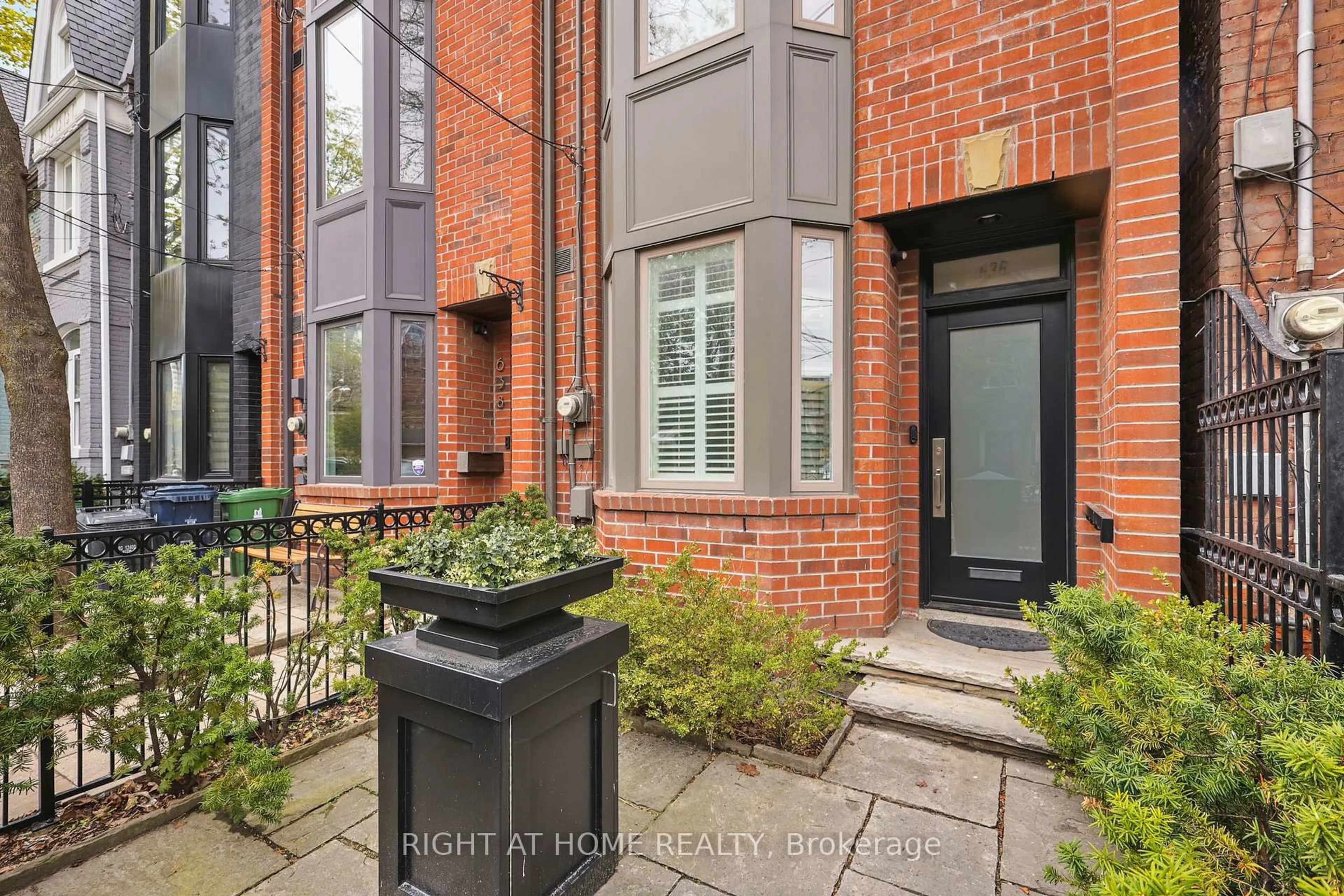 Home with brick exterior material, street for 636 Wellington St, Toronto Ontario M5V 1G4