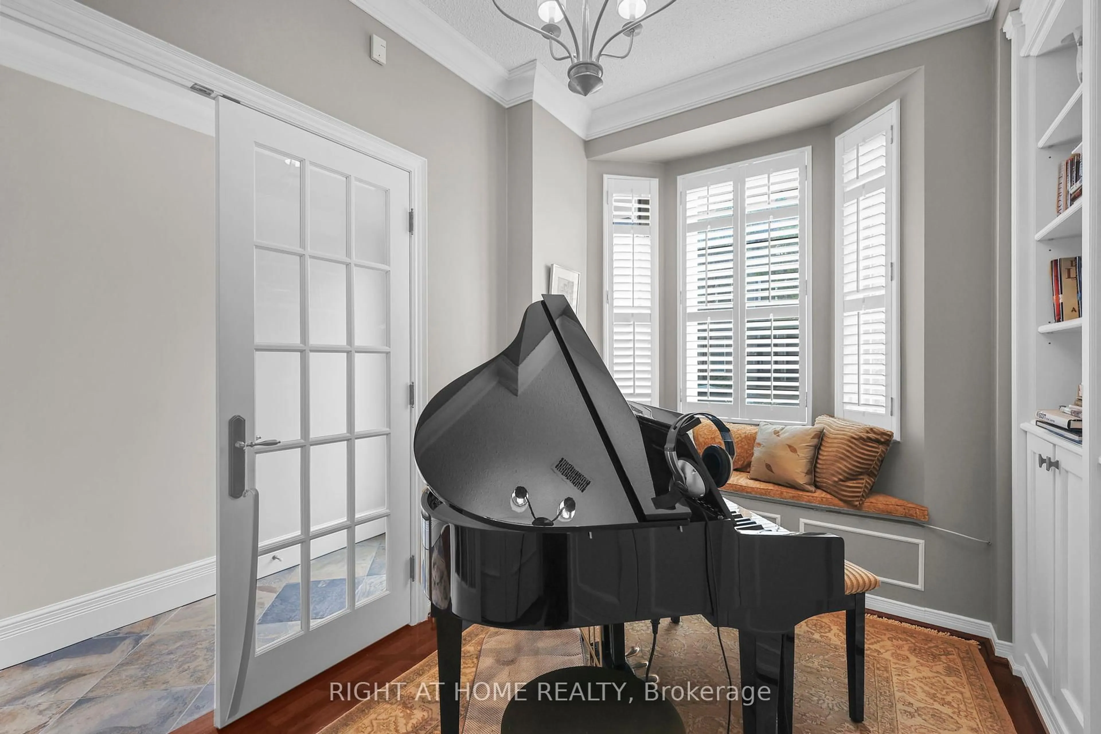 Indoor entryway for 636 Wellington St, Toronto Ontario M5V 1G4