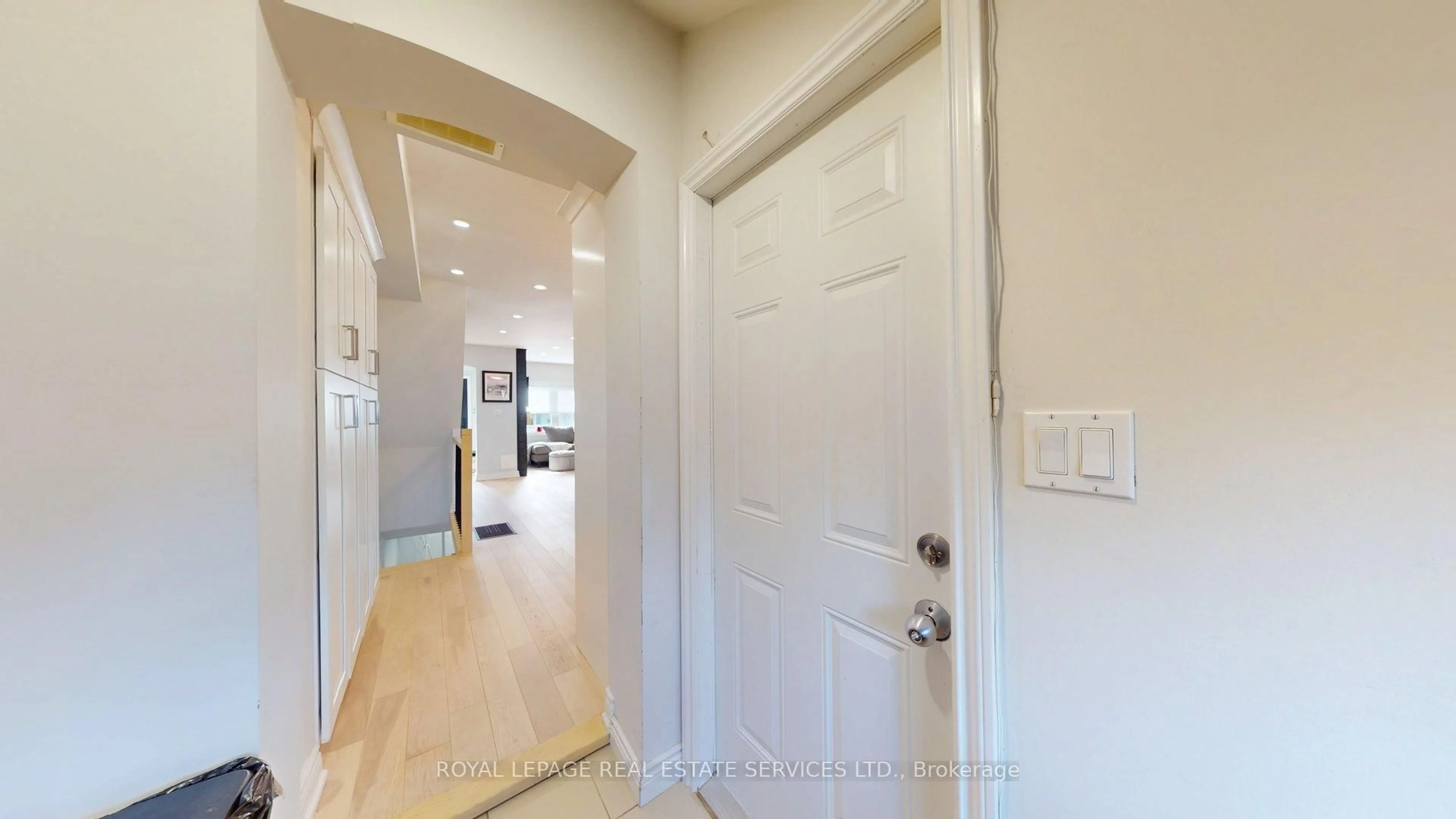 Indoor entryway for 168 Ronan Ave, Toronto Ontario M4N 2Y6