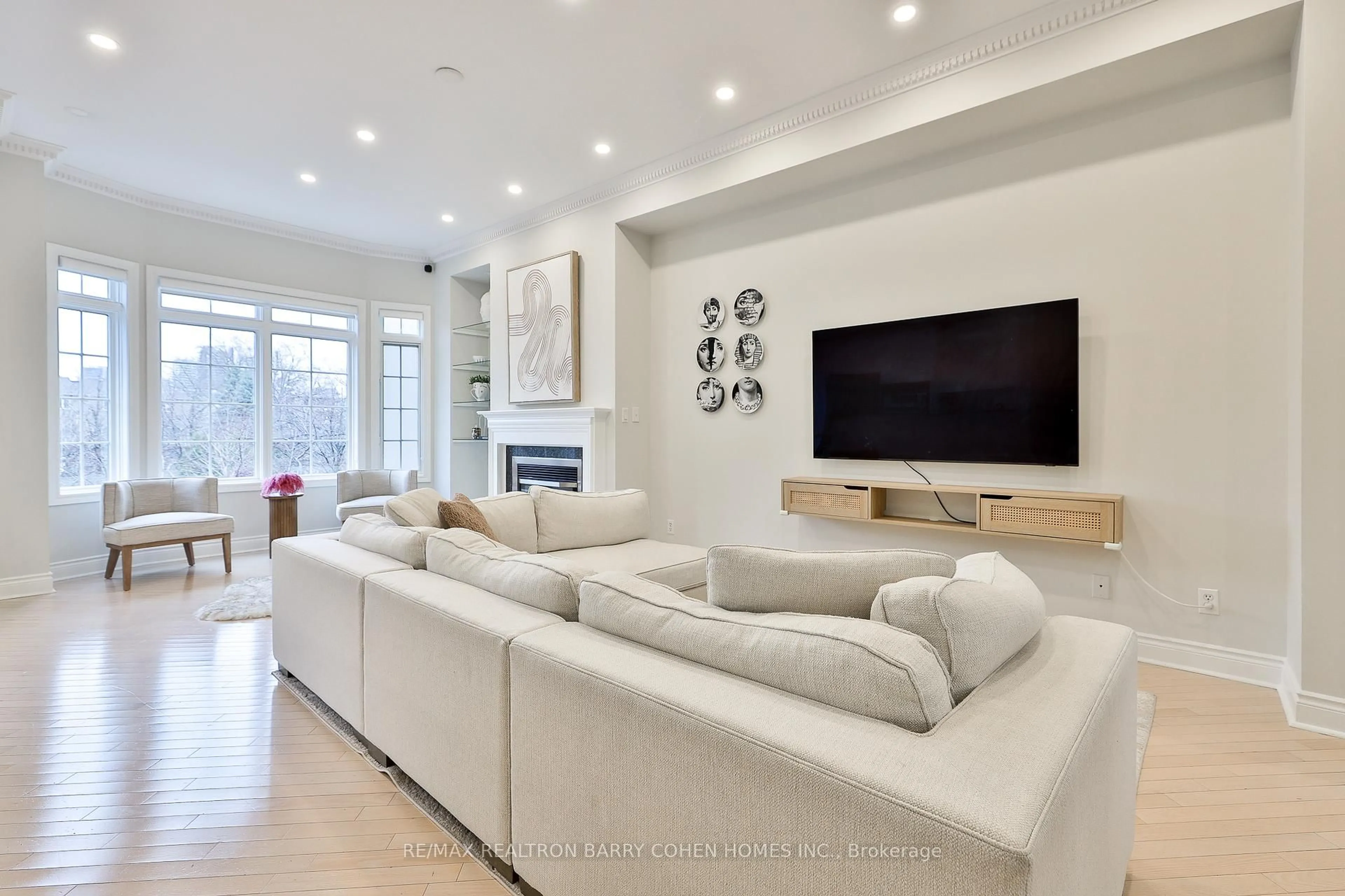 Living room with furniture, unknown for 8 Rean Dr #TH 10, Toronto Ontario M2K 3B9