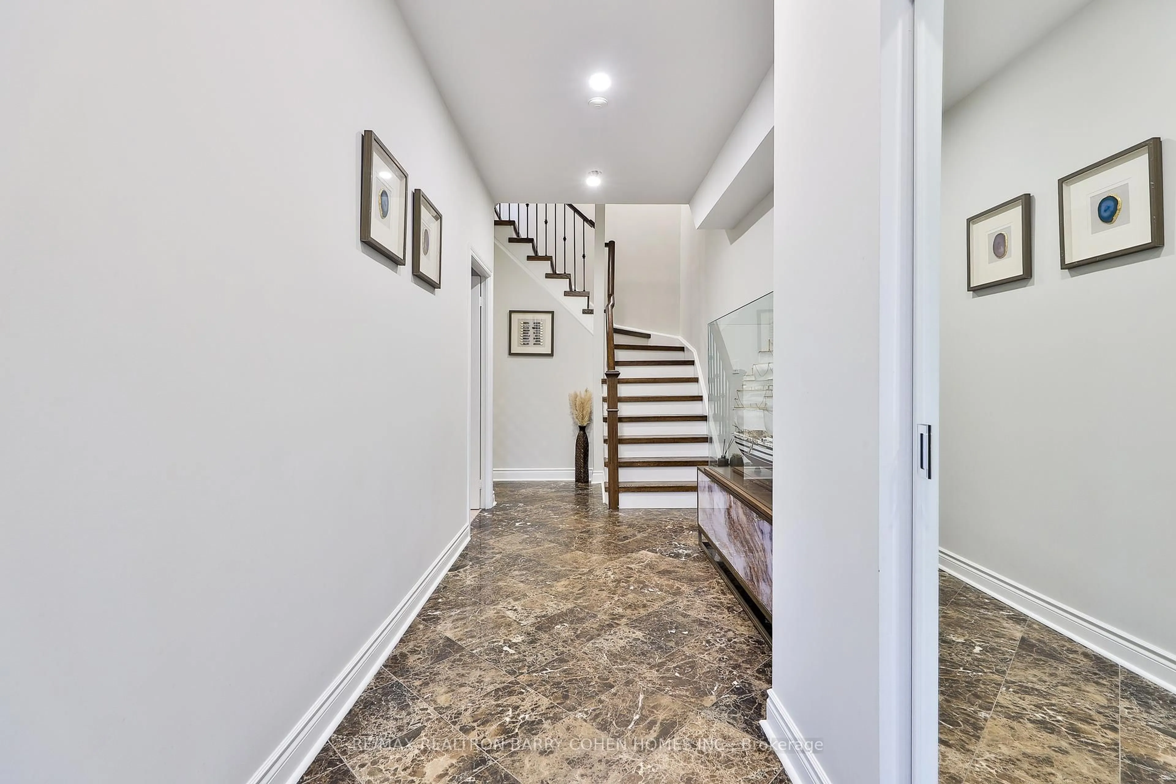 Indoor foyer for 8 Rean Dr #TH 10, Toronto Ontario M2K 3B9
