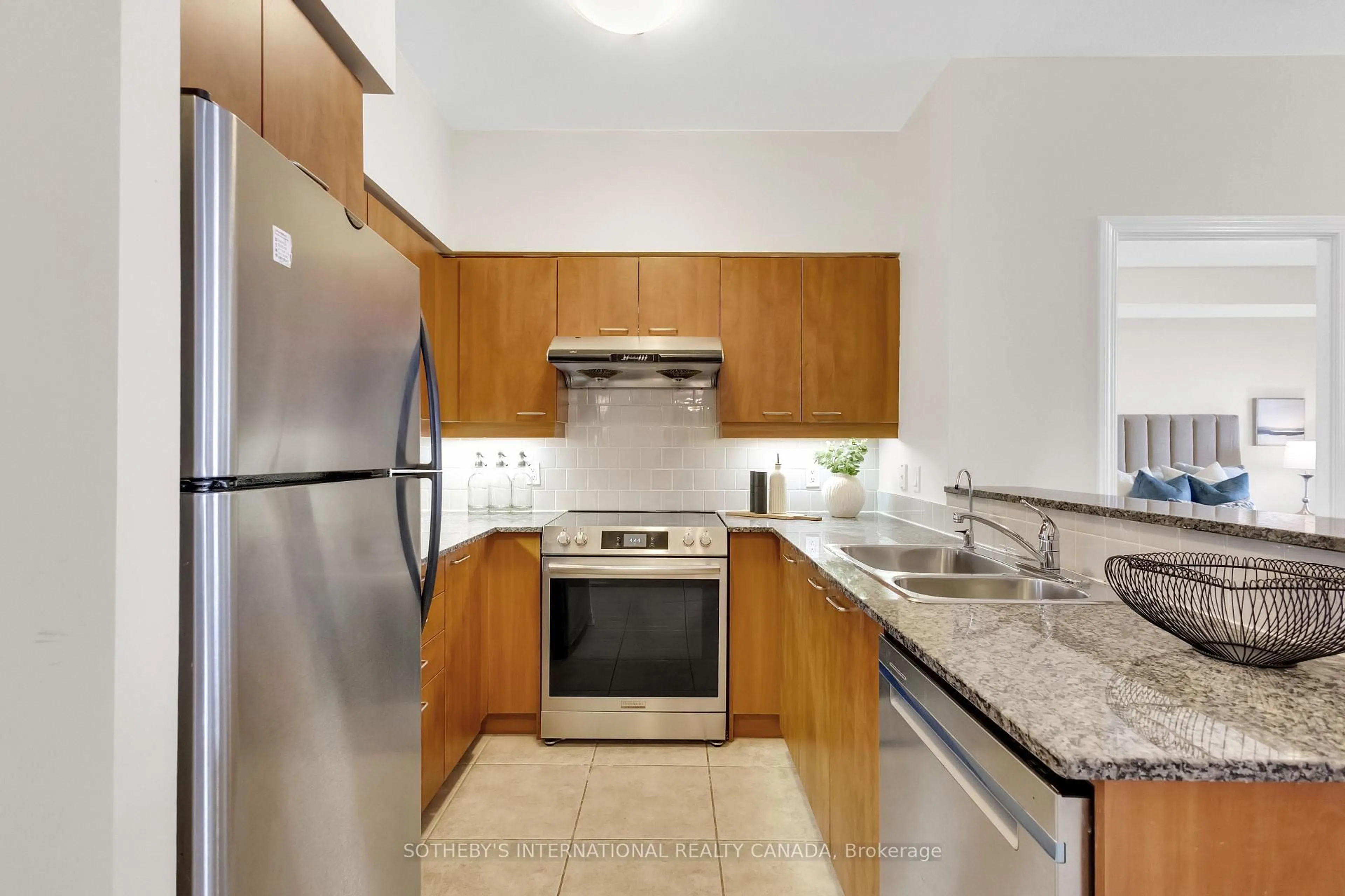 Standard kitchen, unknown for 451 Rosewell Ave #506, Toronto Ontario M4R 2H8
