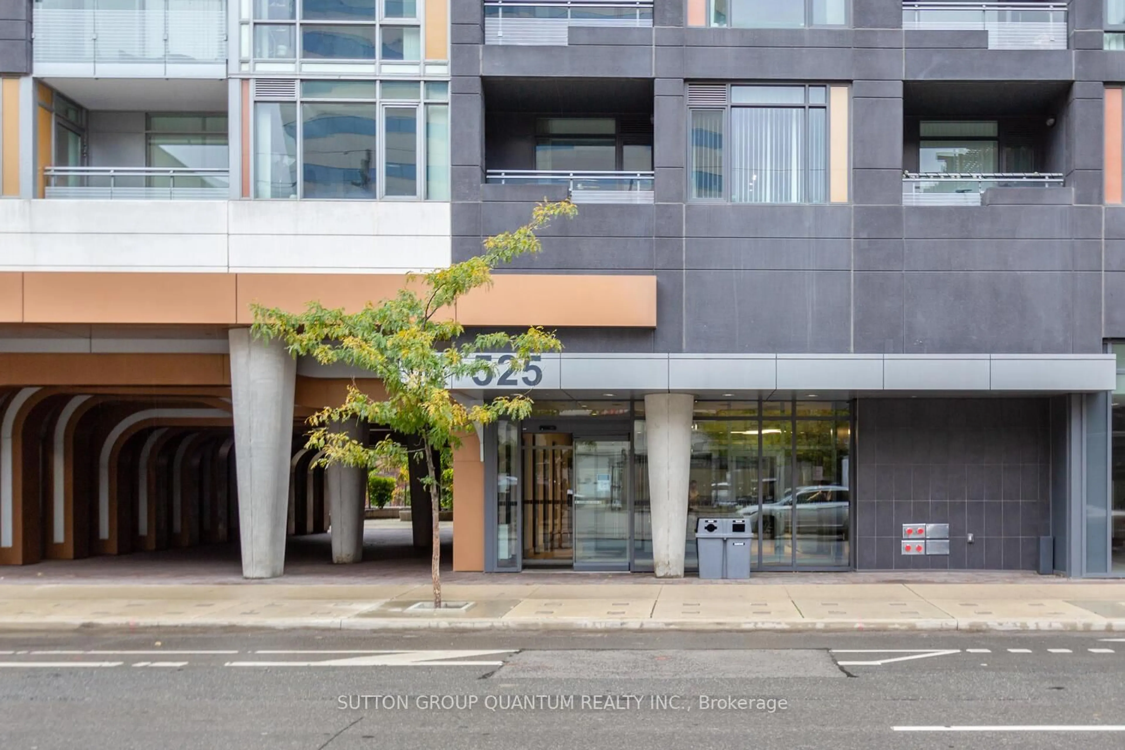 Indoor foyer for 525 Adelaide St #1035, Toronto Ontario M5V 1T6