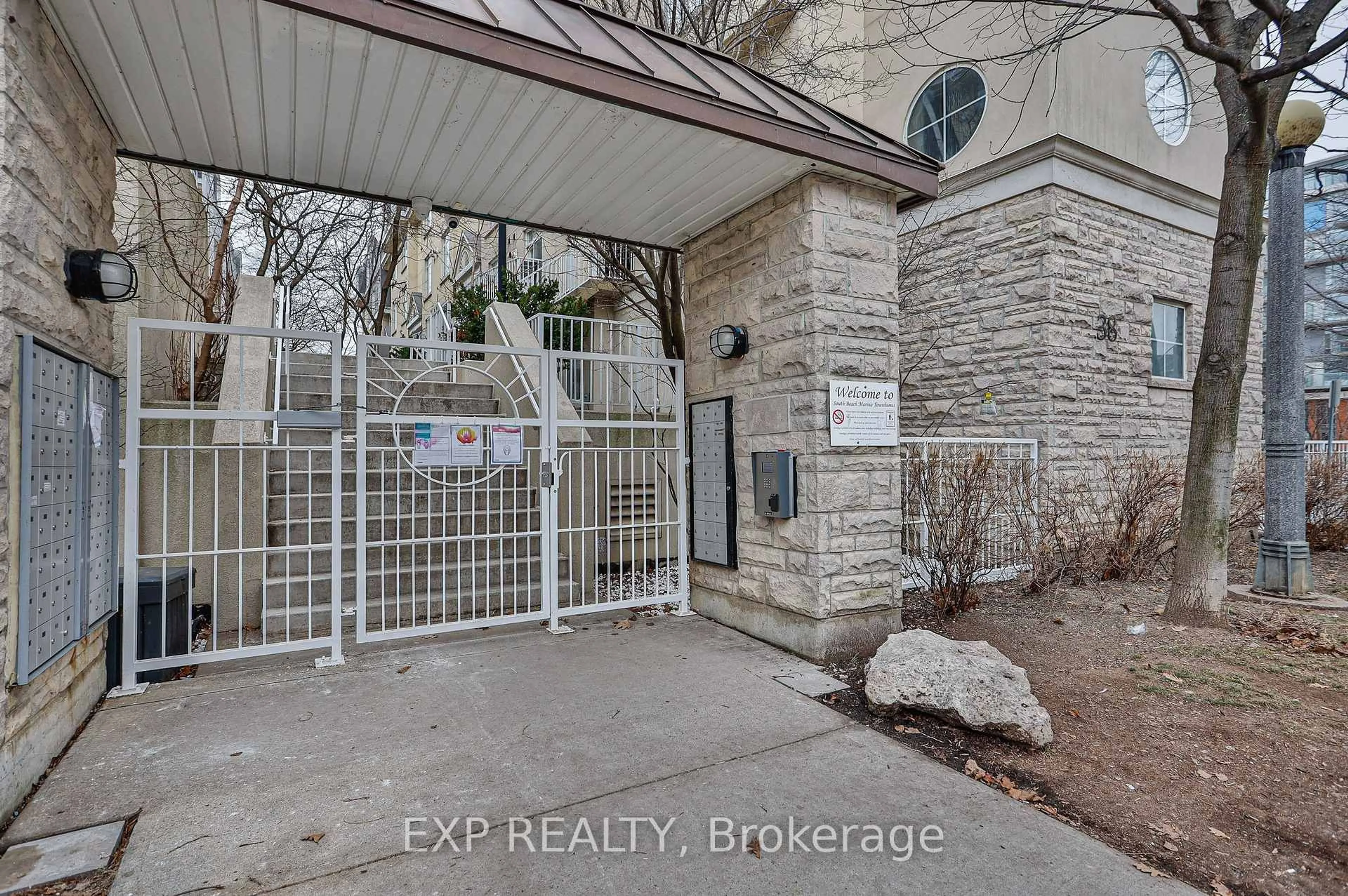 Indoor entryway for 38 Stadium Rd #655, Toronto Ontario M5V 3P4