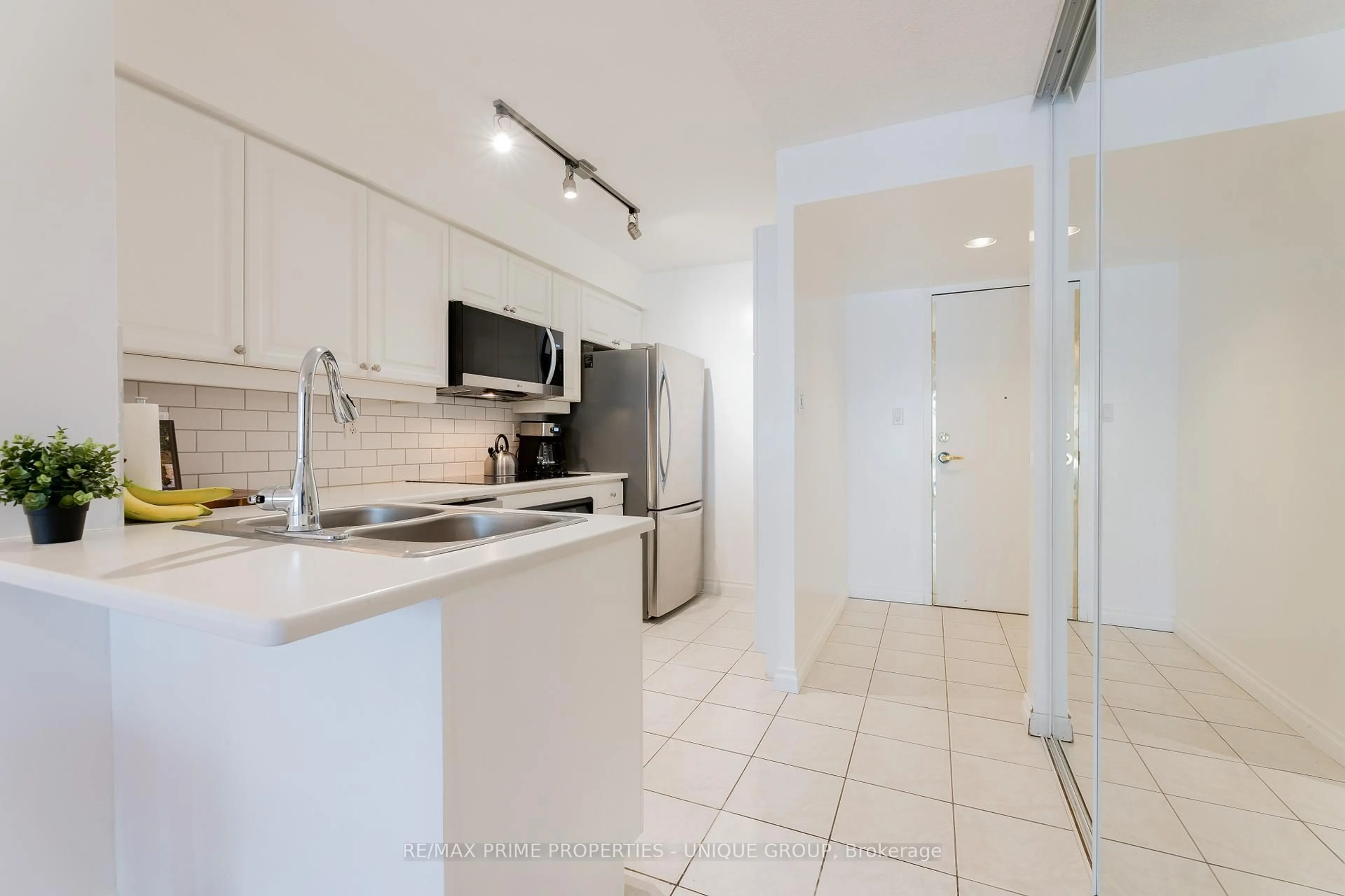 Standard kitchen, ceramic/tile floor for 188 Redpath Ave #211, Toronto Ontario M4P 3J2