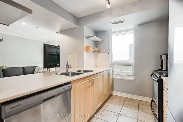 Additional property image - 212 Eglinton Ave Unit 803