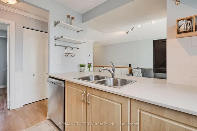 Additional property image - 212 Eglinton Ave Unit 803