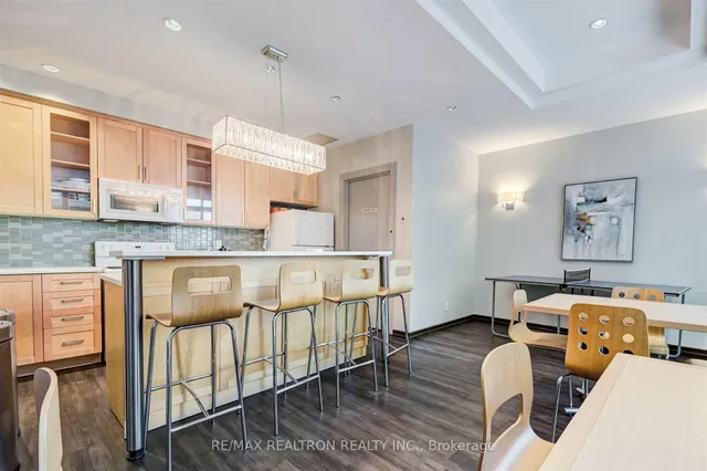 Additional property image - 212 Eglinton Ave Unit 803