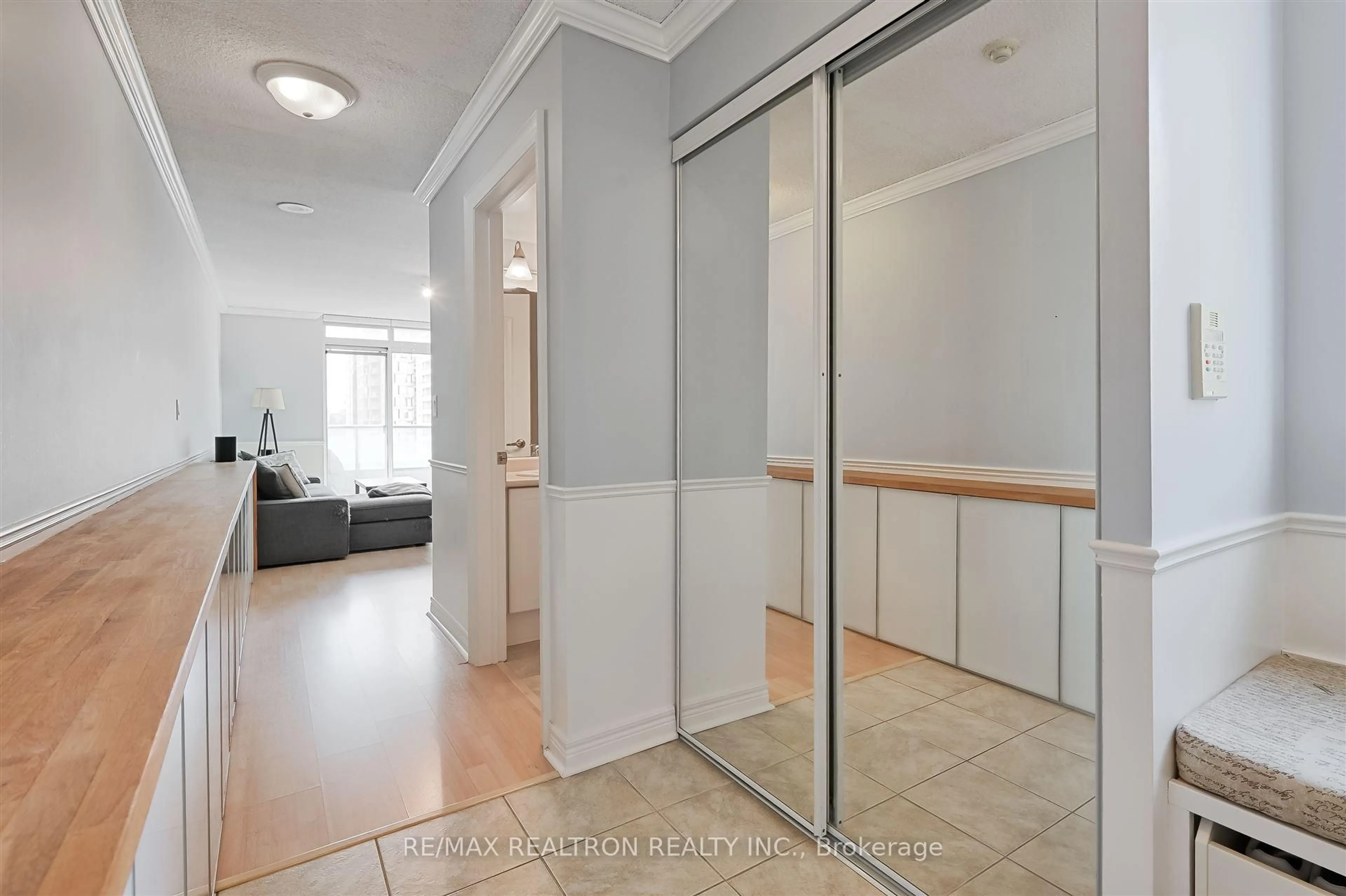 Indoor entryway for 212 Eglinton Ave #803, Toronto Ontario M4P 0A3