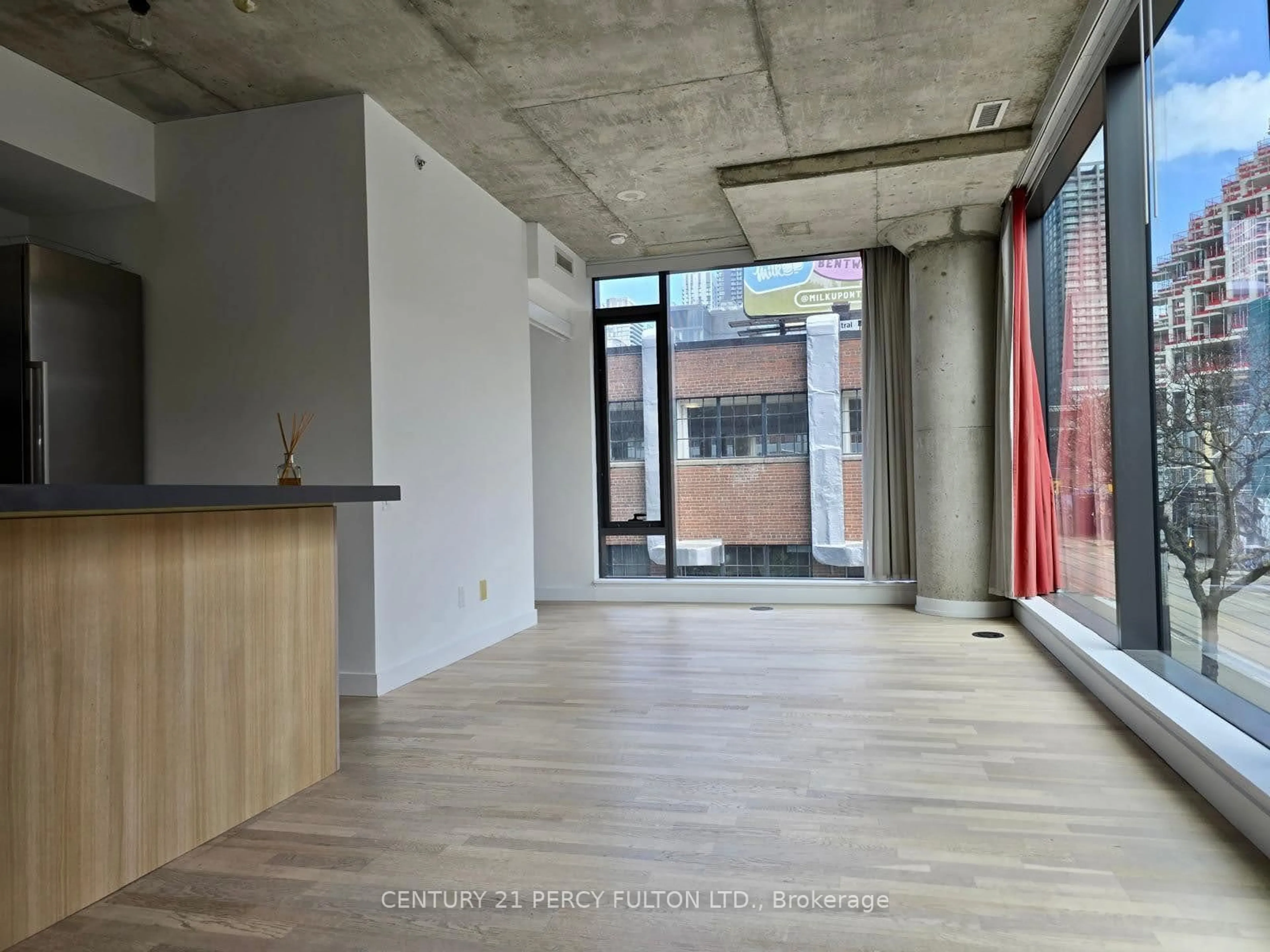 Indoor foyer for 560 King St #213, Toronto Ontario M5V 0L6