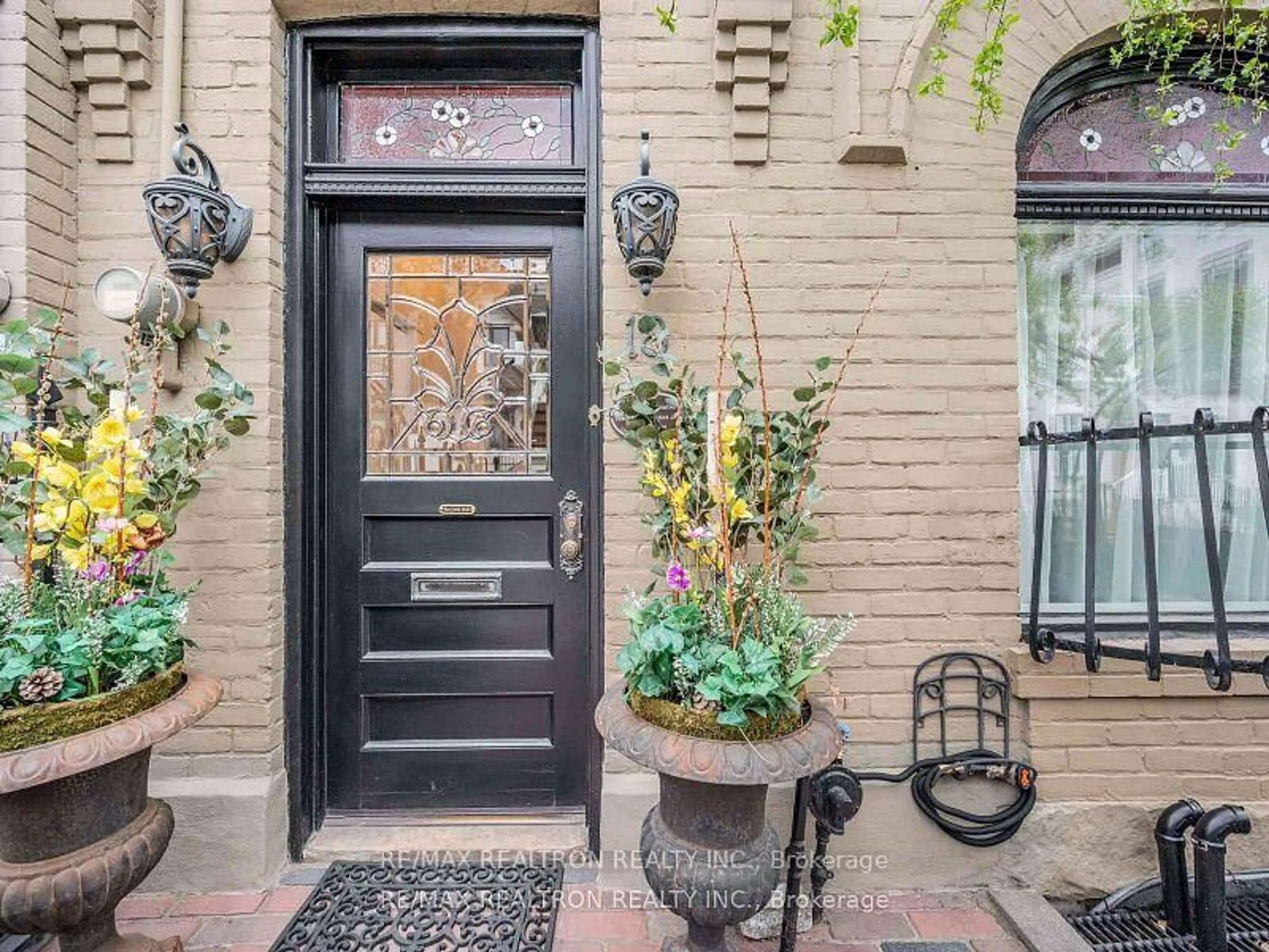 Indoor entryway for 18 Belmont St, Toronto Ontario M5R 1P8