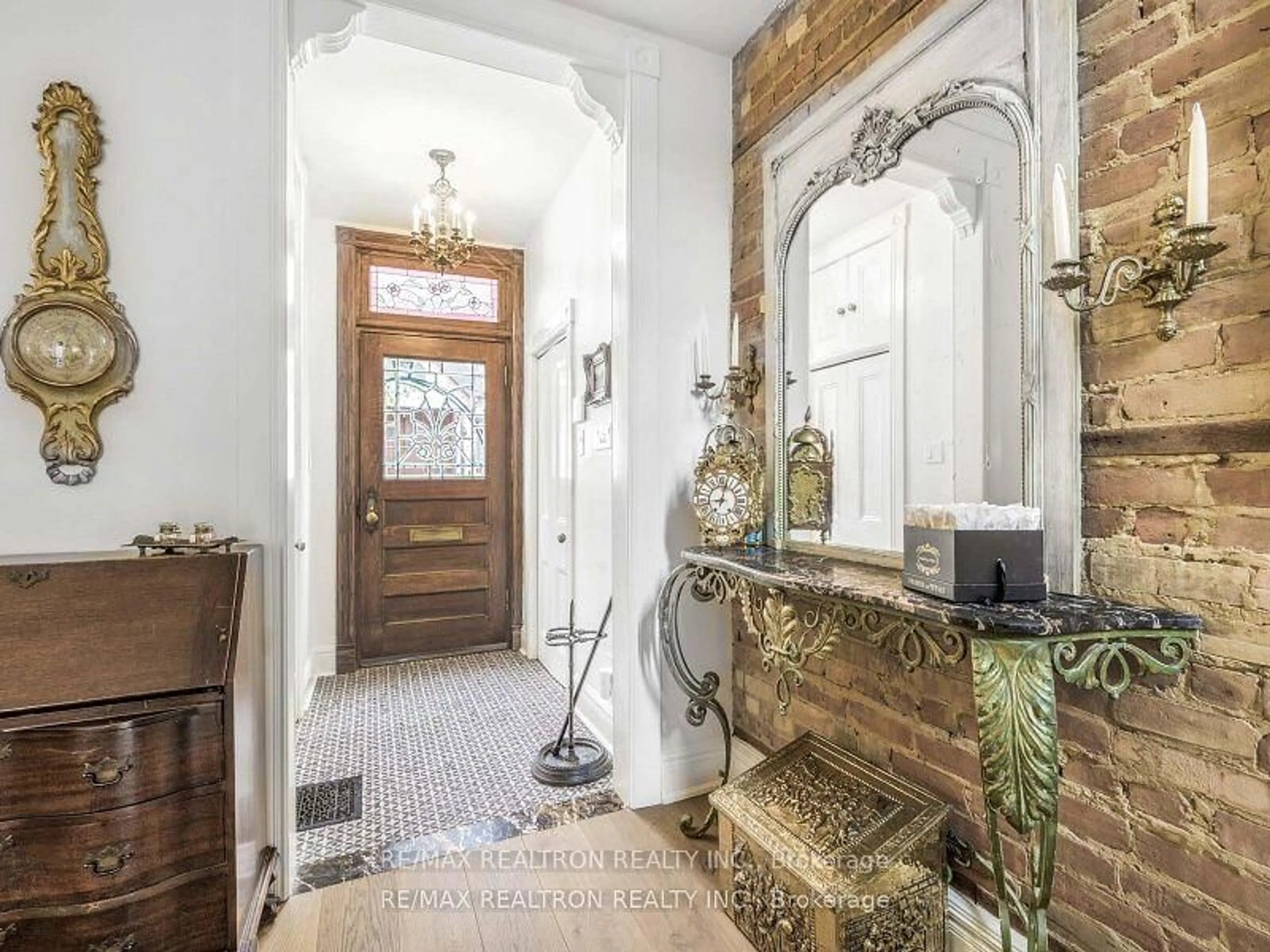 Indoor entryway for 18 Belmont St, Toronto Ontario M5R 1P8