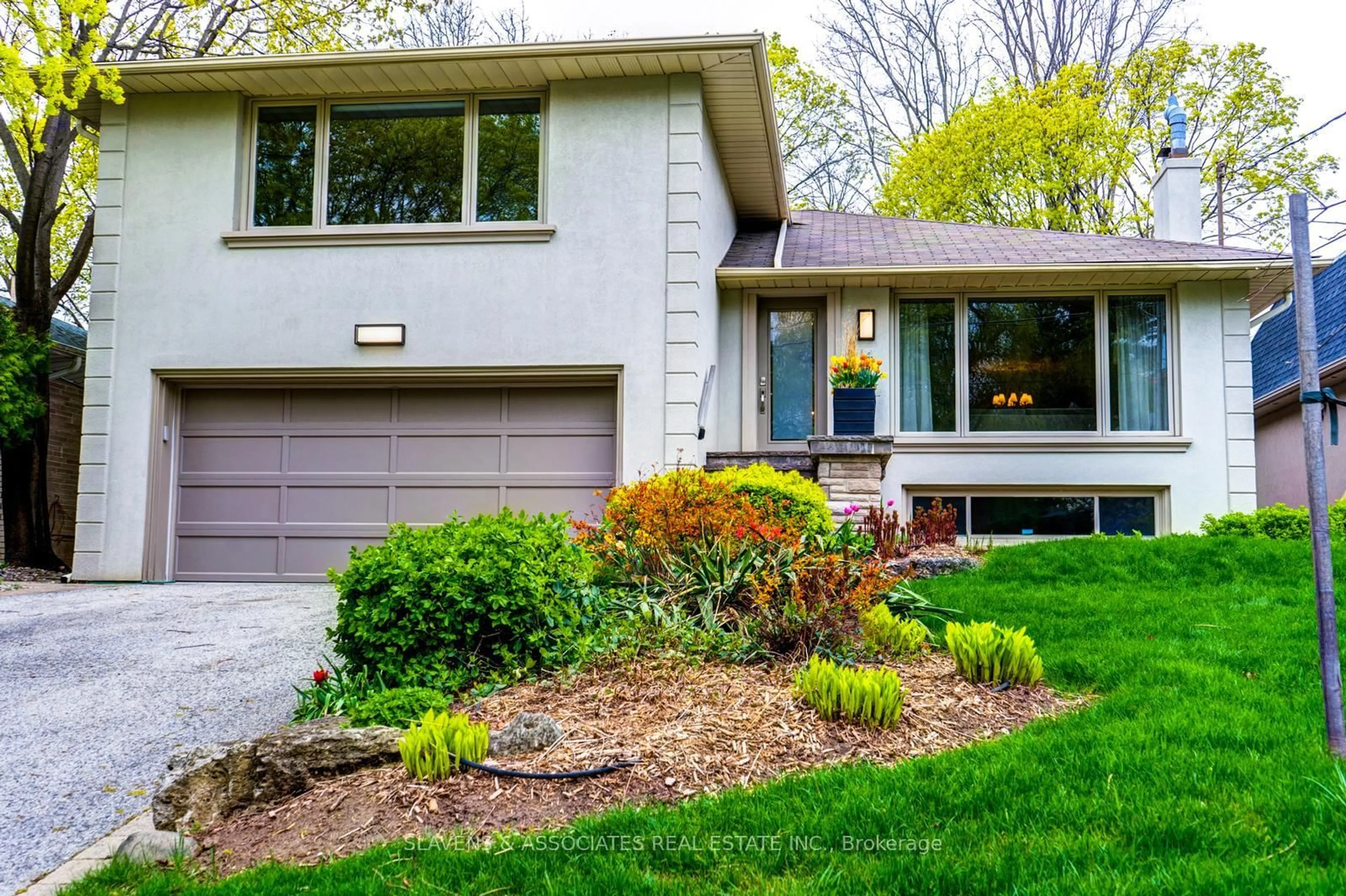 Home with vinyl exterior material, street for 14 Munro Blvd, Toronto Ontario M2P 1B9