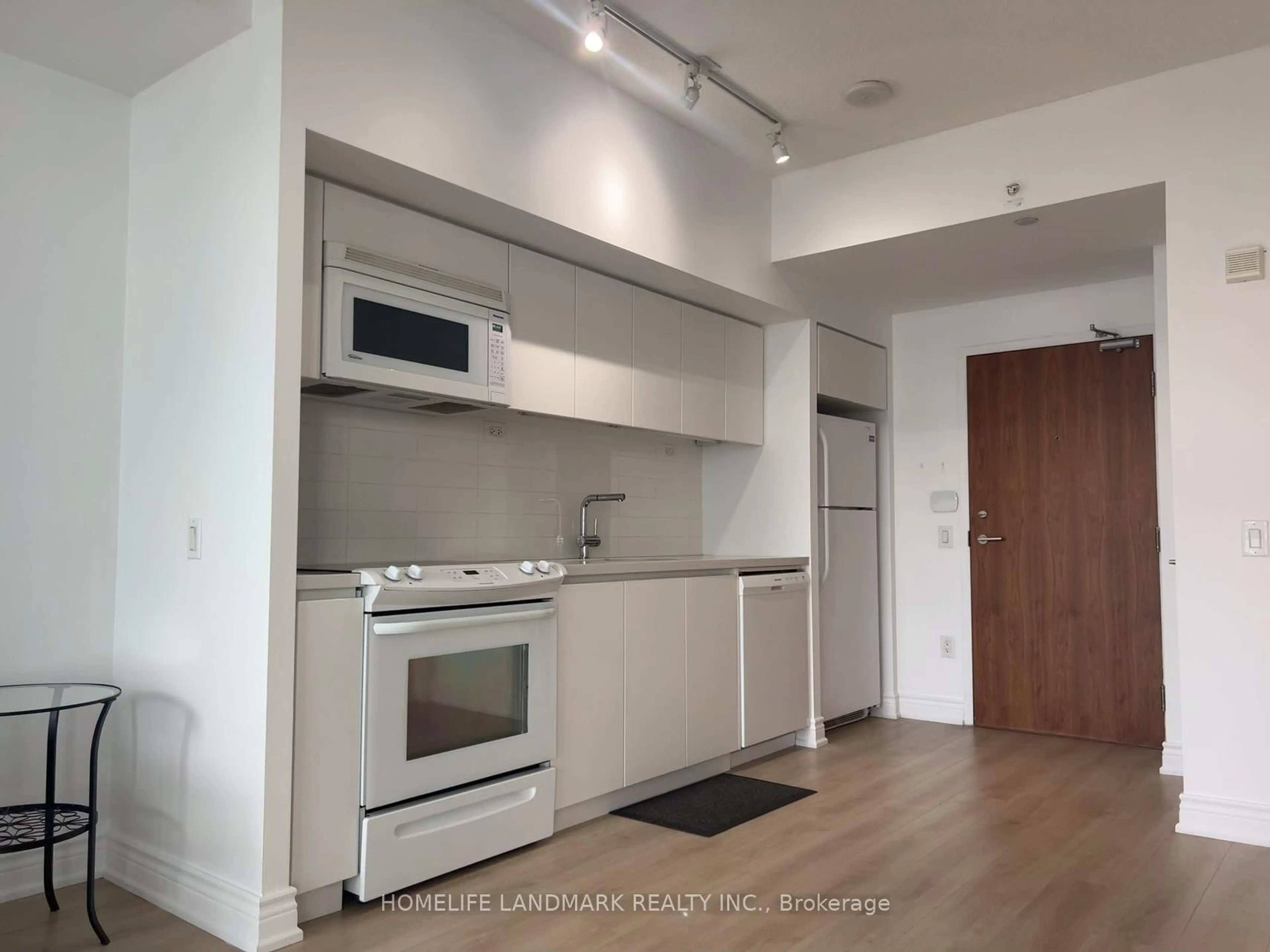 Standard kitchen, wood/laminate floor for 75 Queens Wharf Rd #1911, Toronto Ontario M5V 0J8