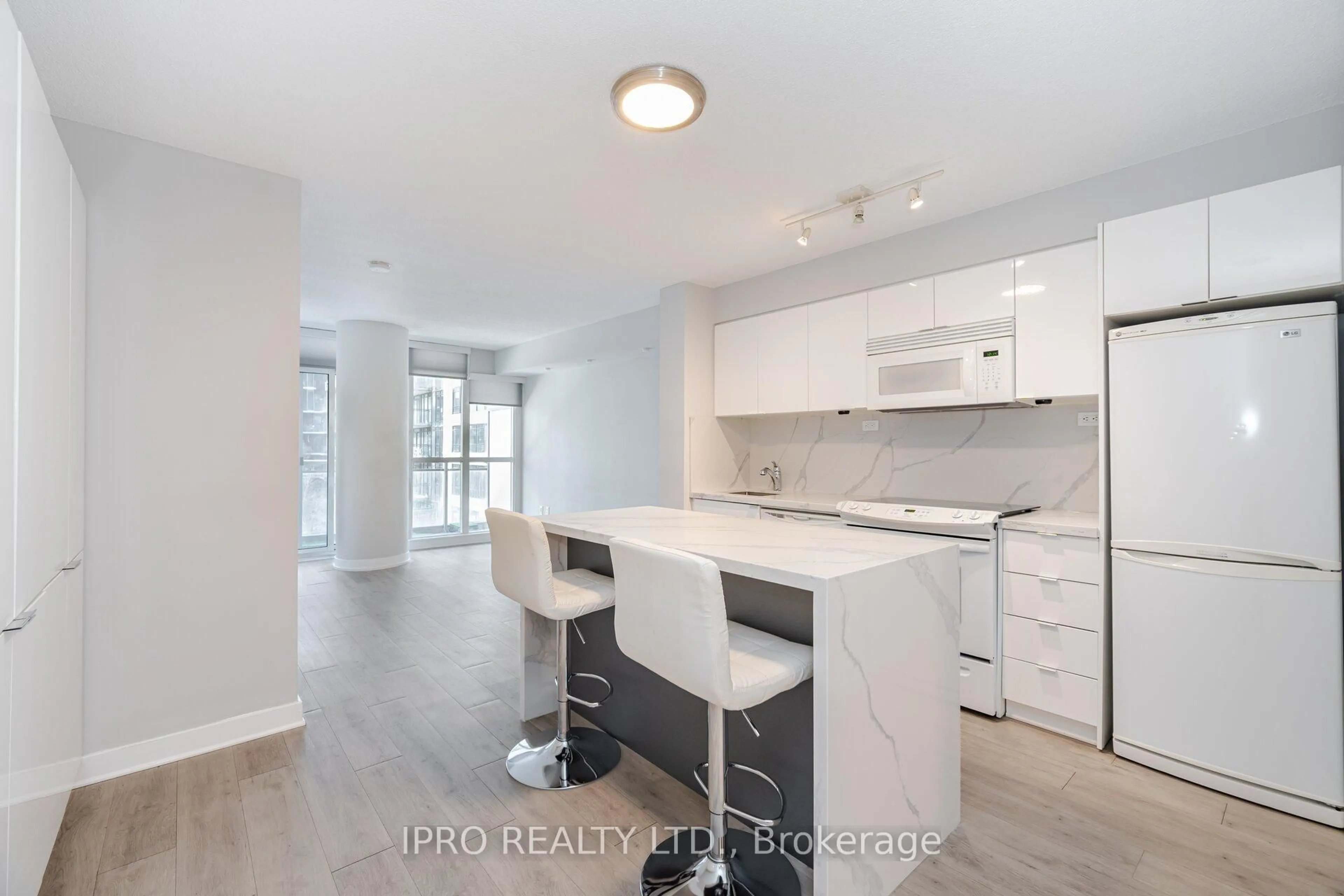 Open concept kitchen, unknown for 10 Capreol Crt #557, Toronto Ontario M5V 3Z7