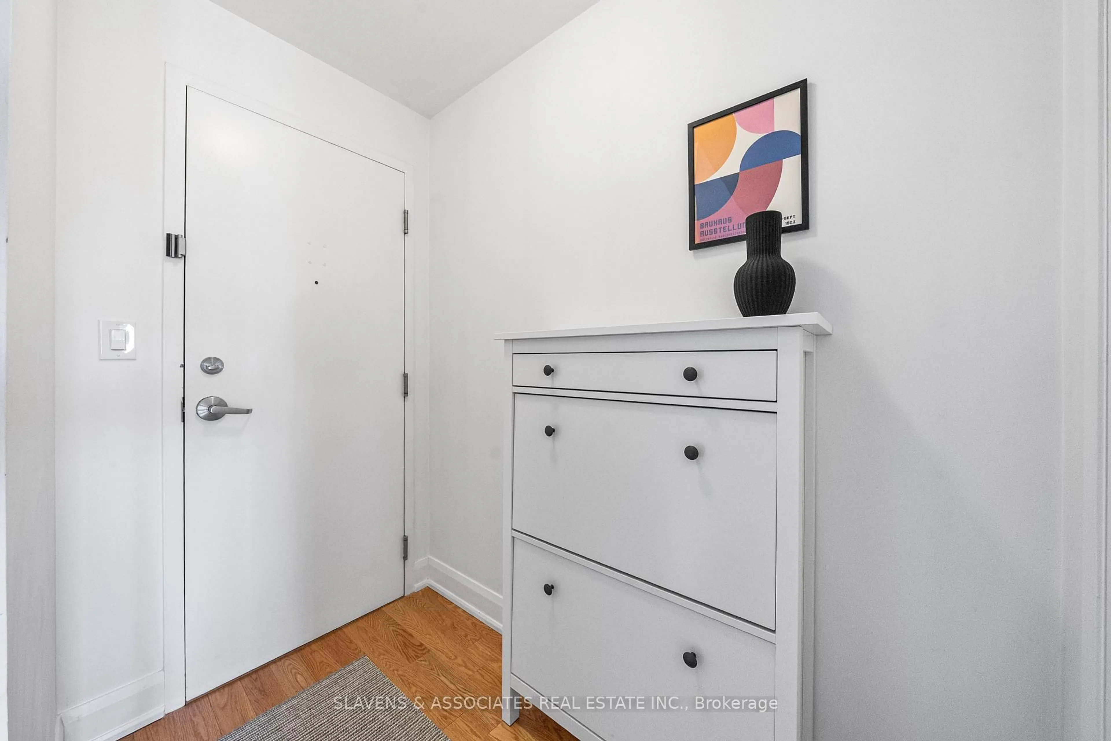 Indoor entryway for 1636 Dundas St #11, Toronto Ontario M6K 1V1