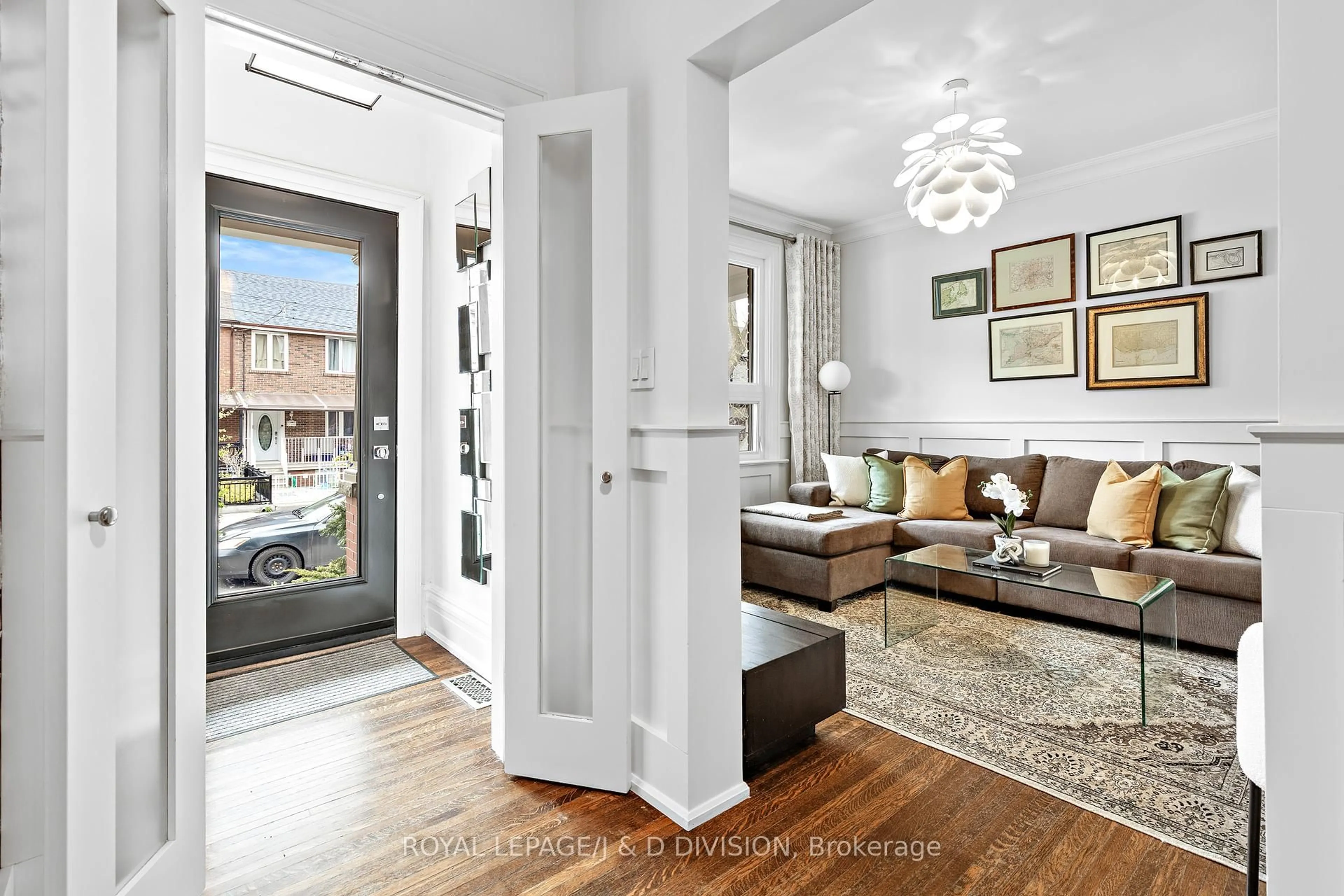 Indoor entryway for 106 Bellwoods Ave, Toronto Ontario M6J 2P4