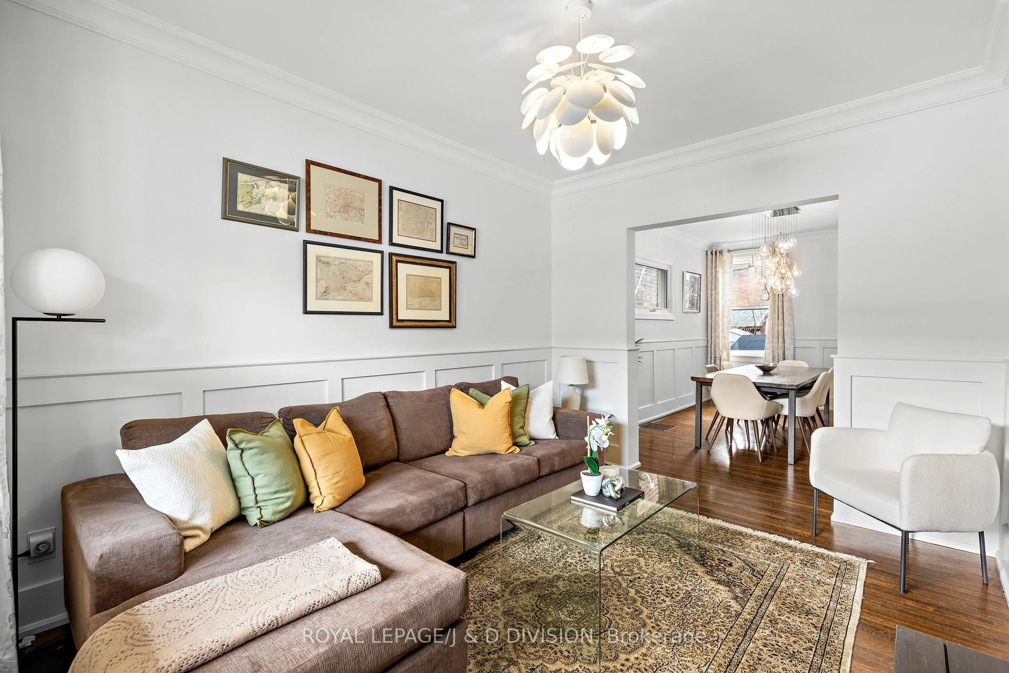 Living room with furniture, unknown for 106 Bellwoods Ave, Toronto Ontario M6J 2P4