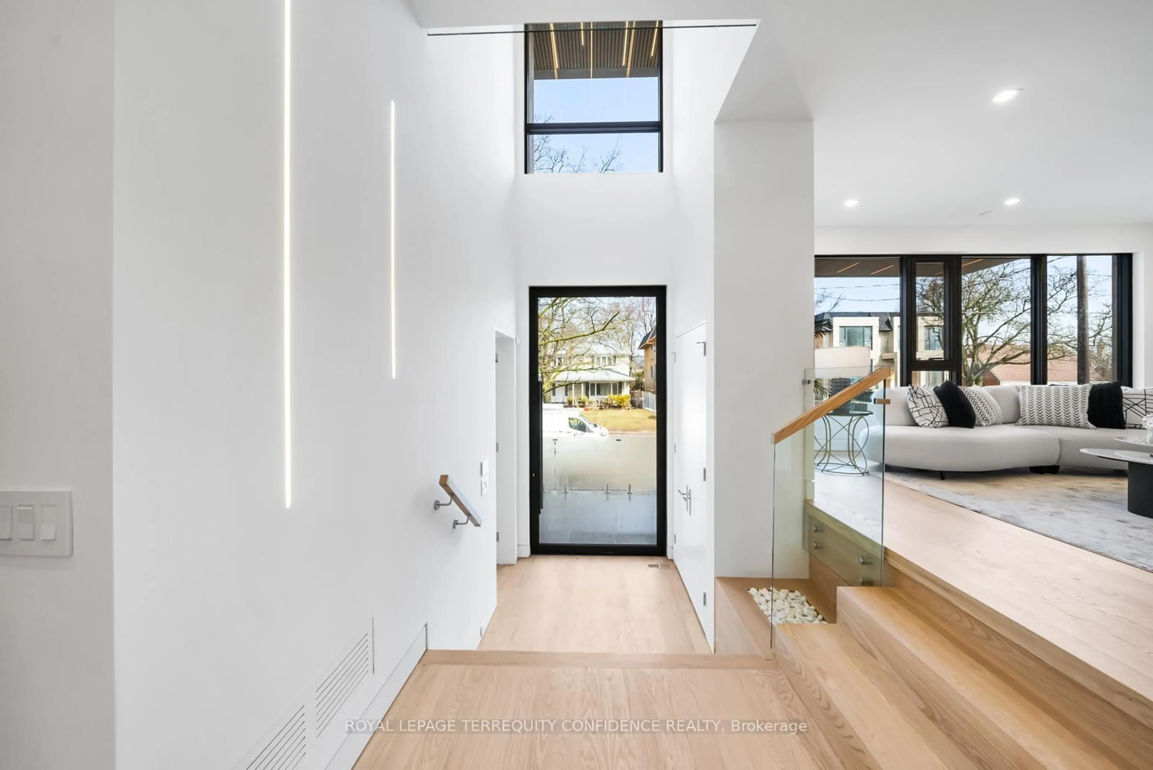 Indoor foyer for 101 Yorkview Dr, Toronto Ontario M2R 1J9