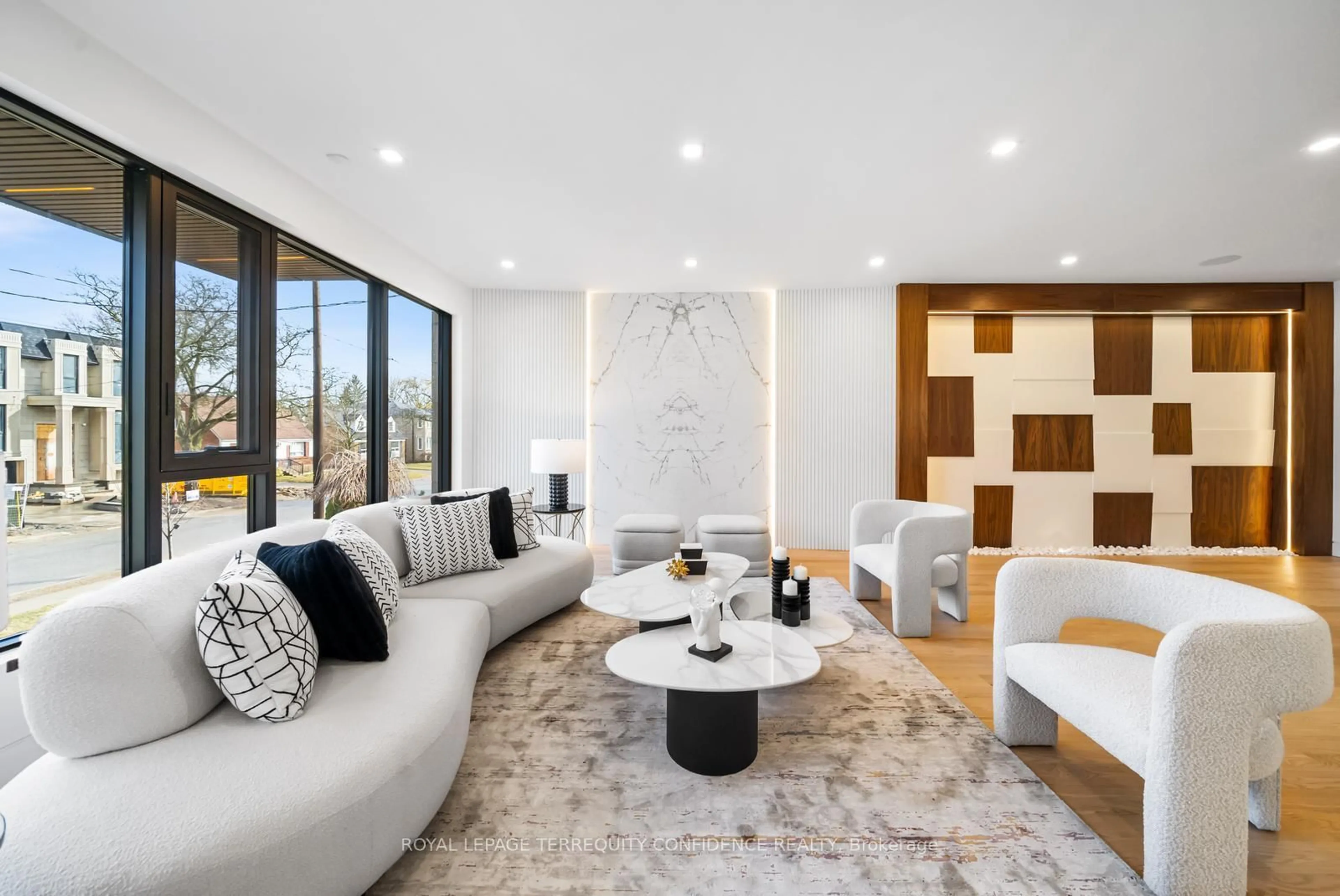 Living room with furniture, unknown for 101 Yorkview Dr, Toronto Ontario M2R 1J9