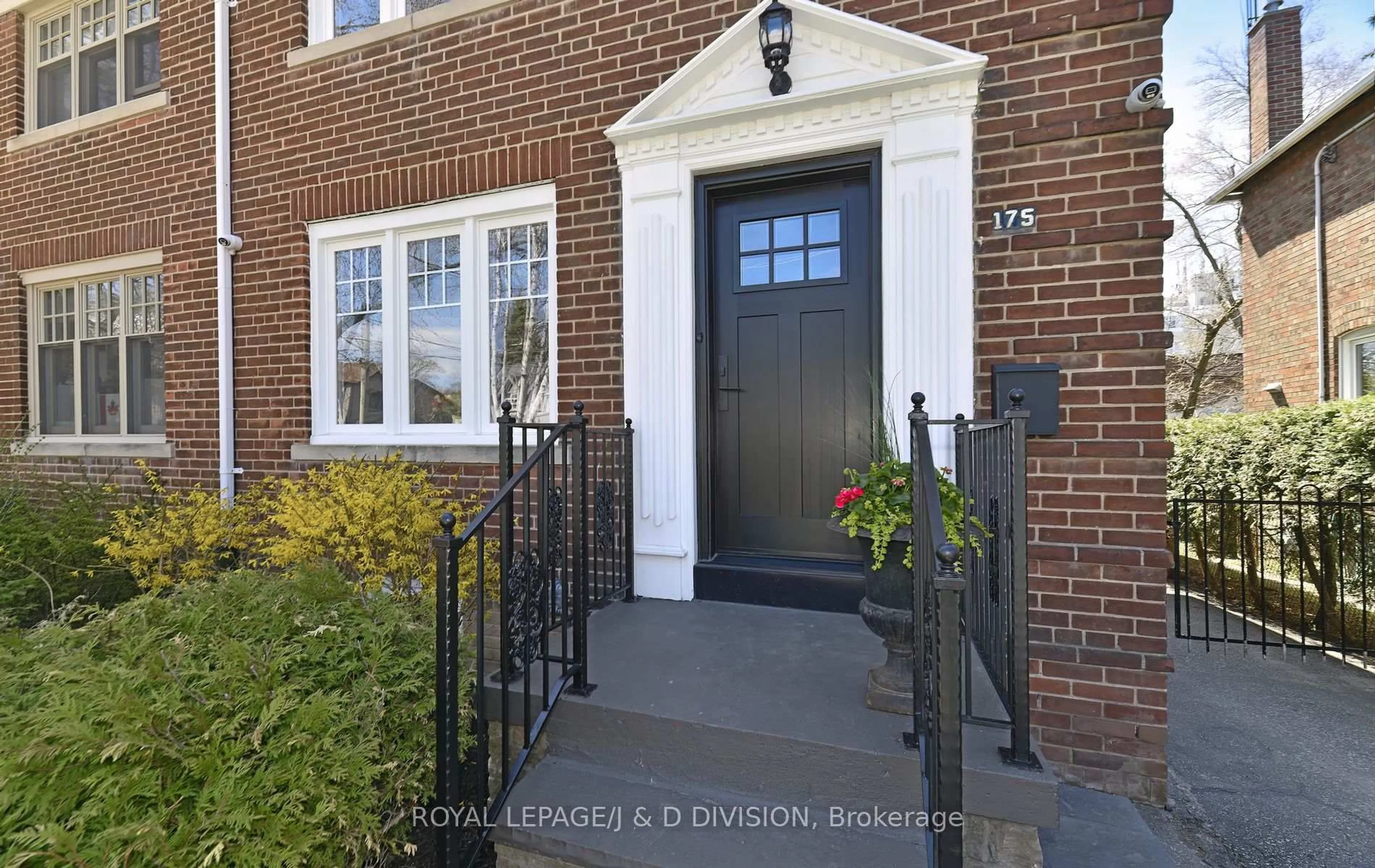 Indoor entryway for 175 Donlea Dr, Toronto Ontario M4G 2M7