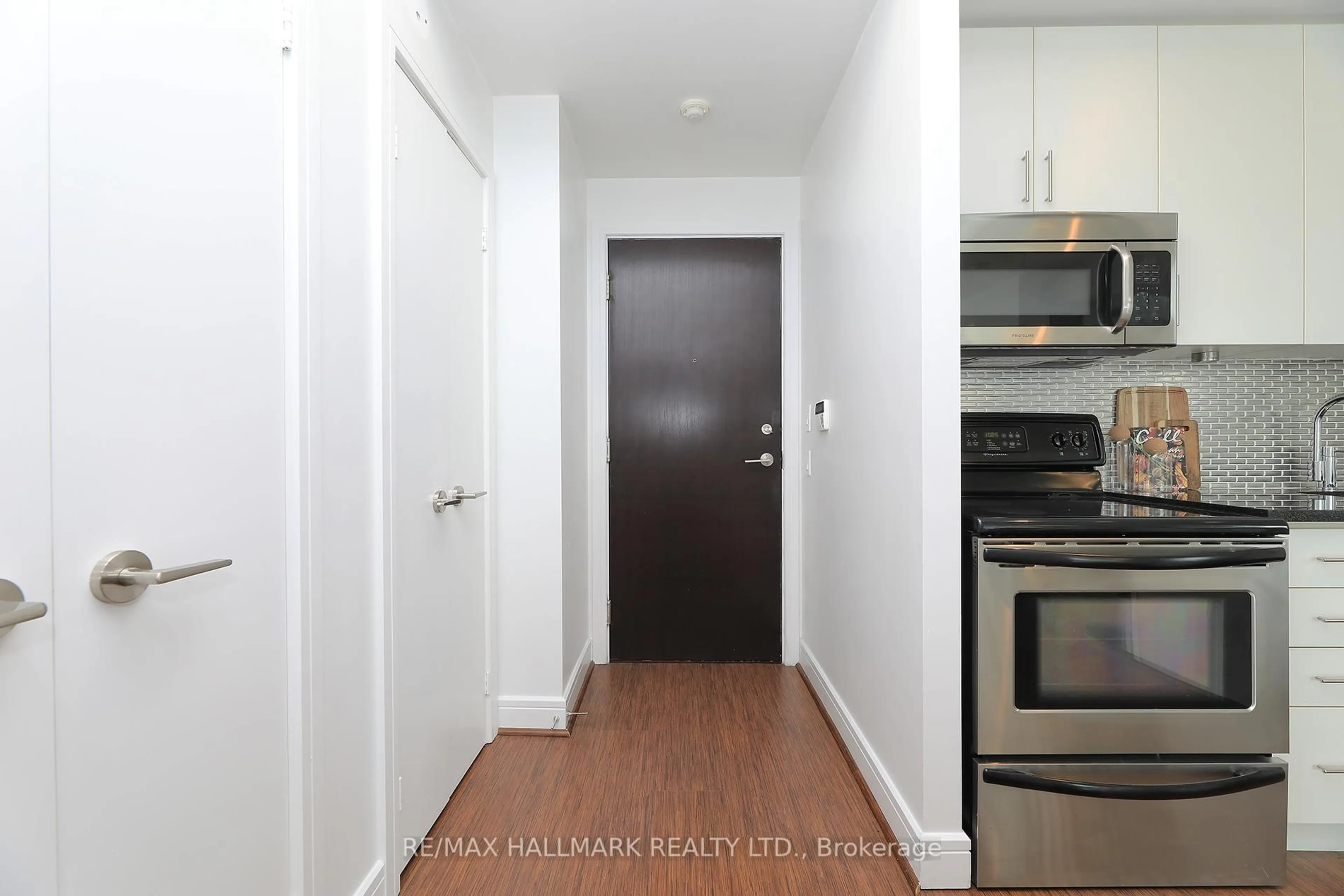 Standard kitchen, wood/laminate floor for 112 George St #2203, Toronto Ontario M5A 2M5