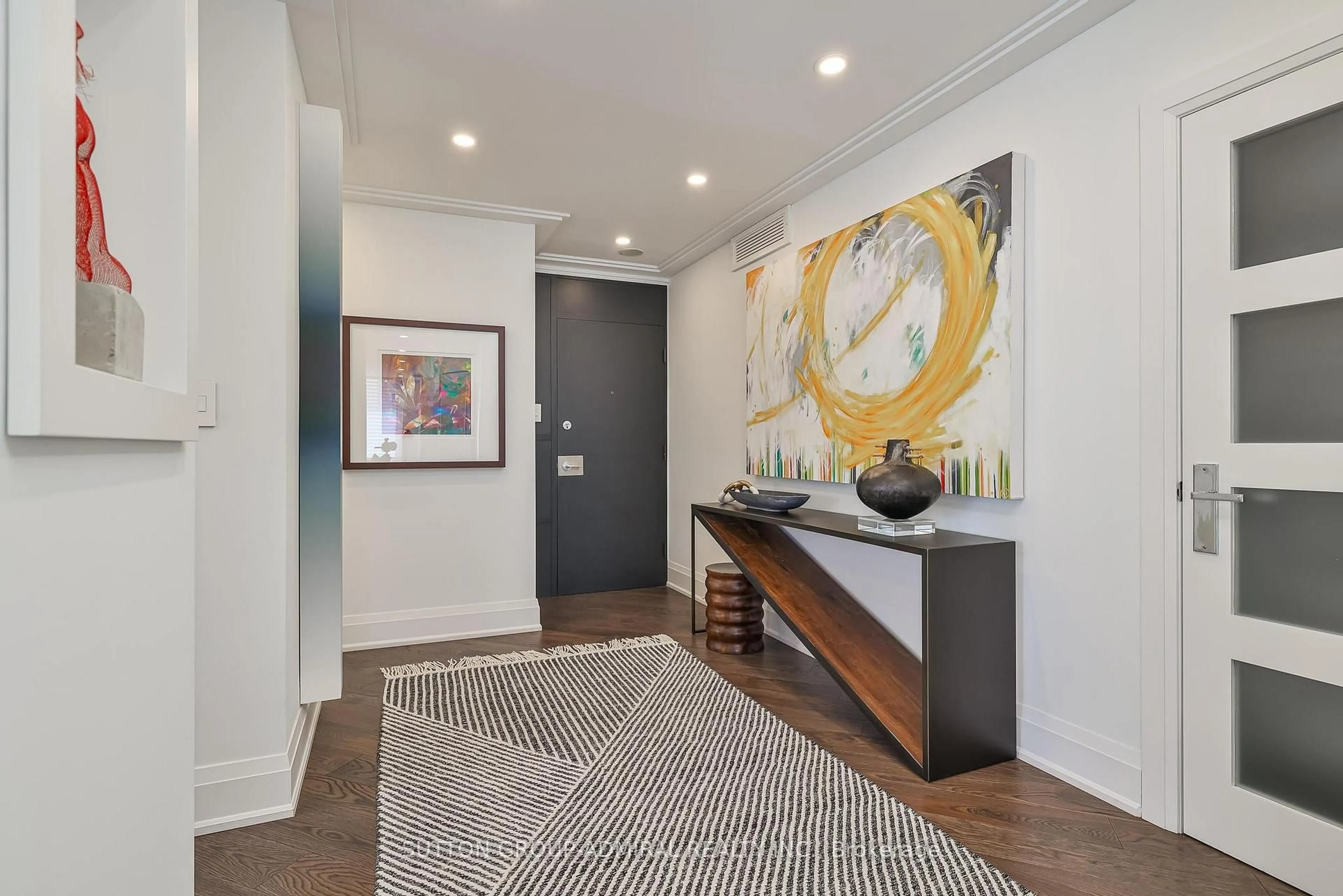 Indoor entryway for 619 Avenue Rd #1404, Toronto Ontario M4V 2K6