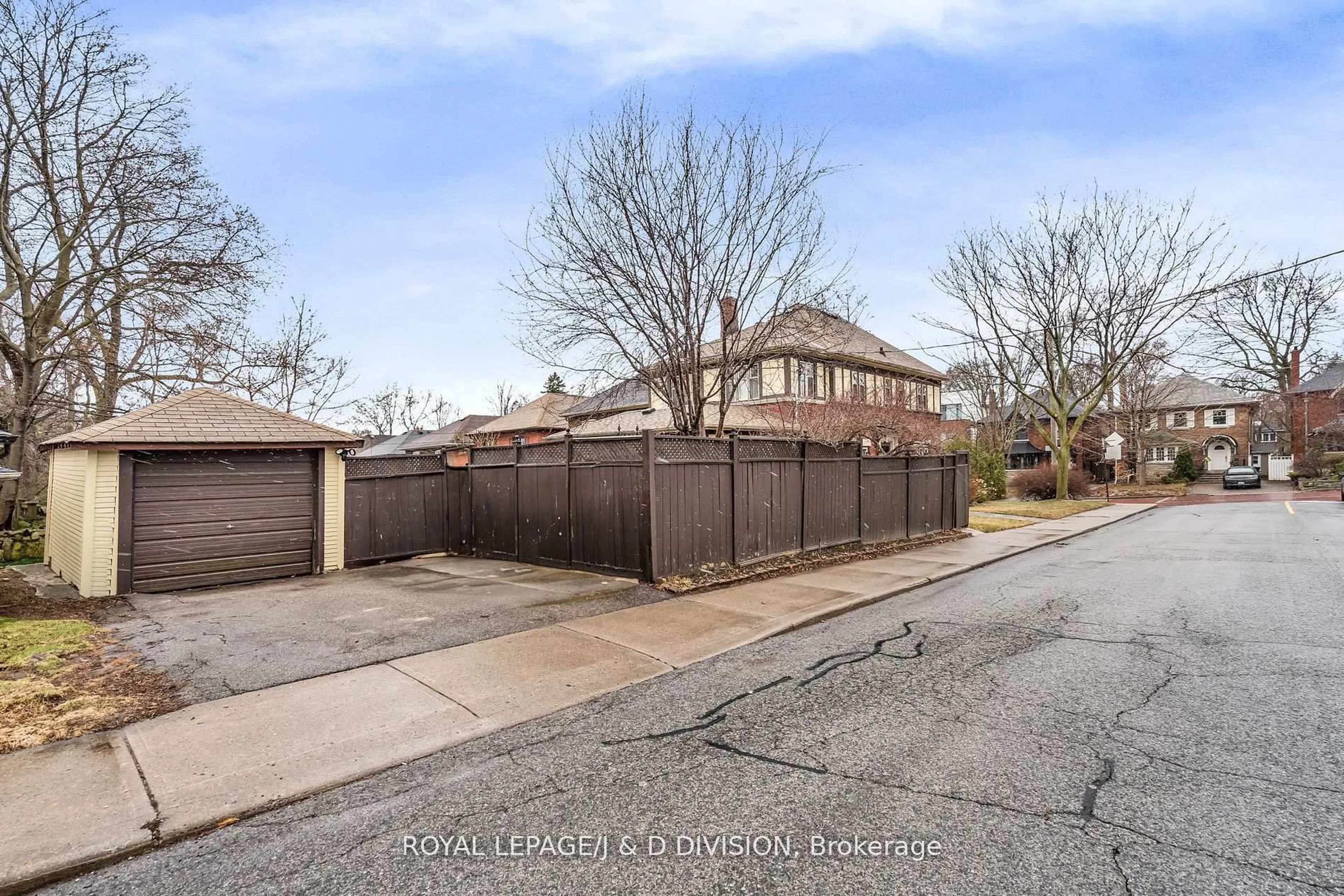 A pic from outside/outdoor area/front of a property/back of a property/a pic from drone, street for 77 College View Ave, Toronto Ontario M5P 3M8