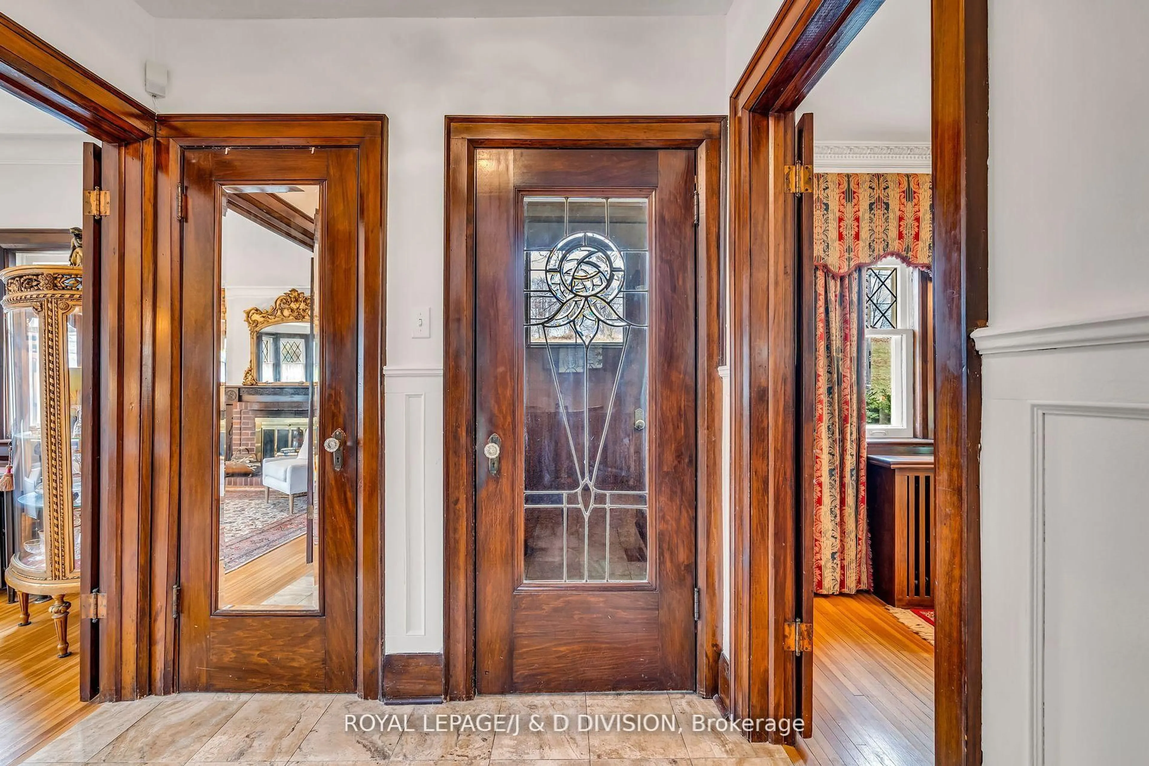 Indoor entryway for 77 College View Ave, Toronto Ontario M5P 3M8