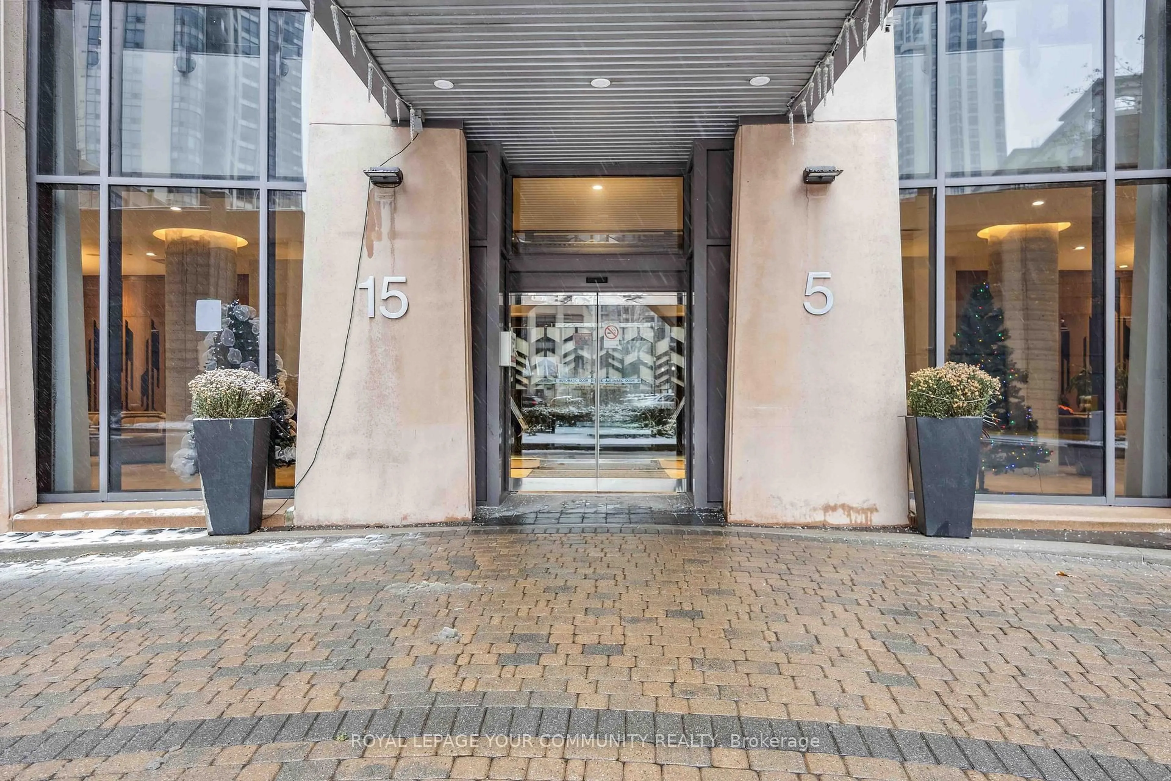 Indoor foyer for 5 Northtown Way #2213, Toronto Ontario M2N 7A1
