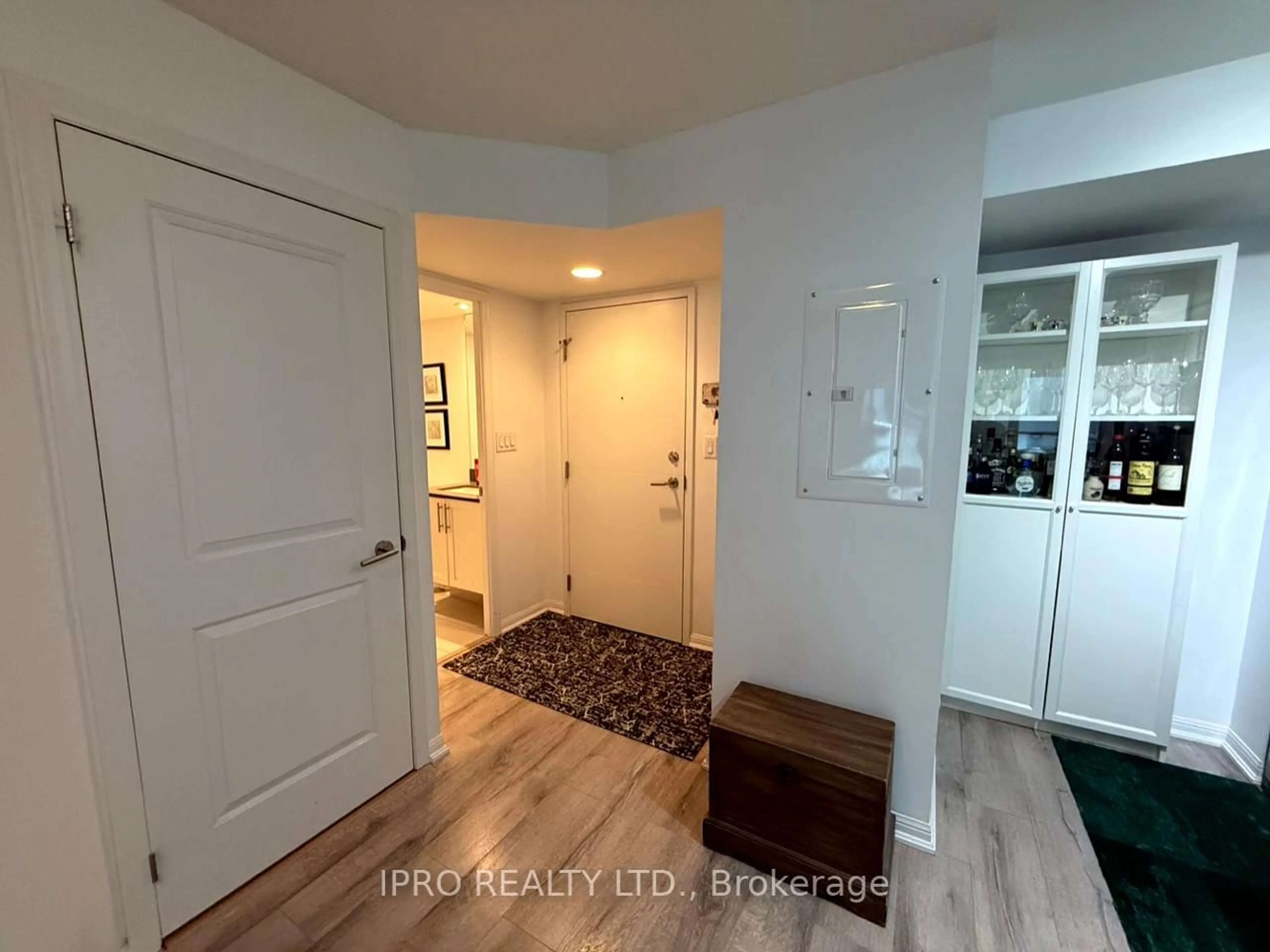 Indoor entryway for 400 Adelaide St #801, Toronto Ontario M5A 4S3