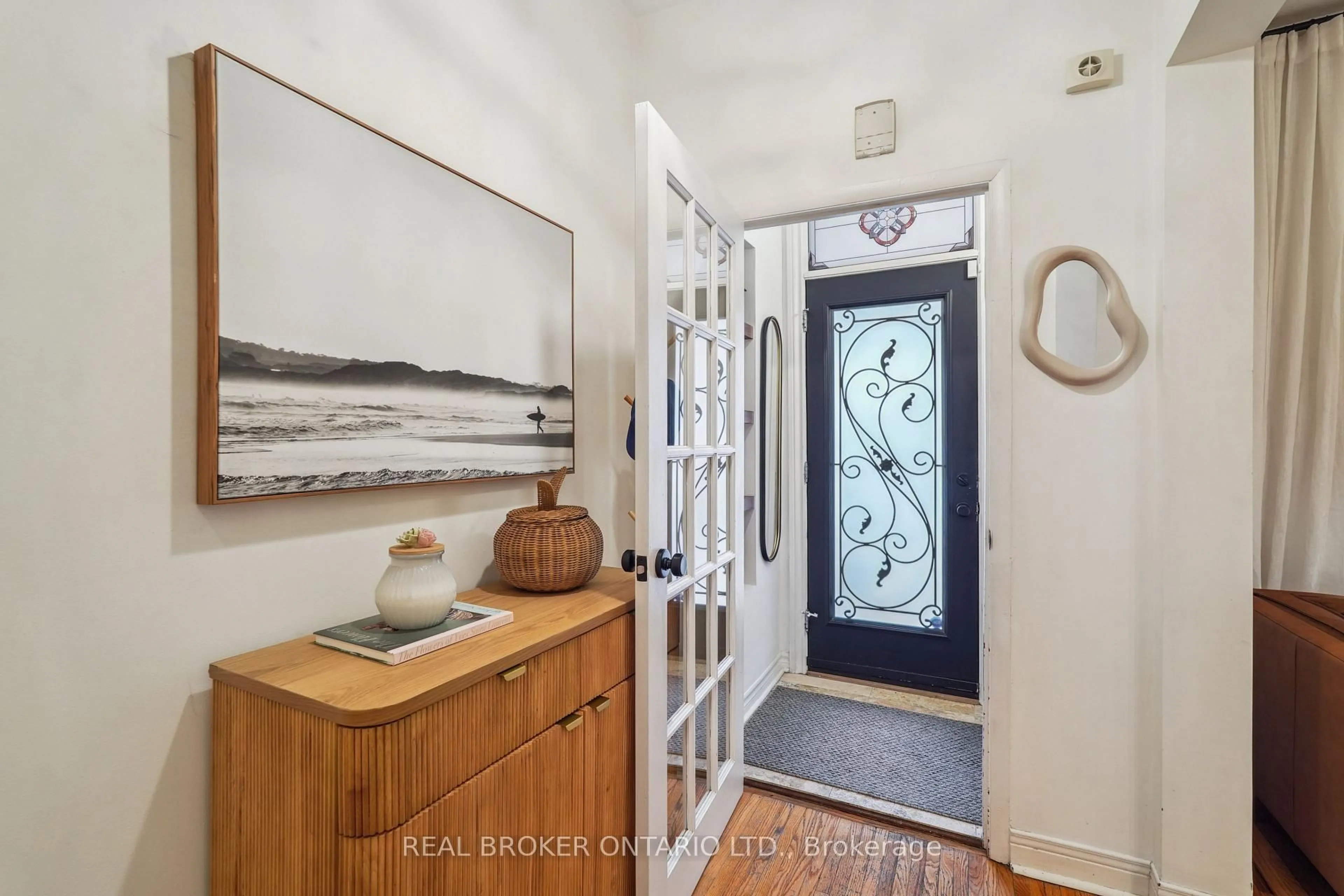 Indoor entryway for 20 Alma Ave, Toronto Ontario M6J 1N3
