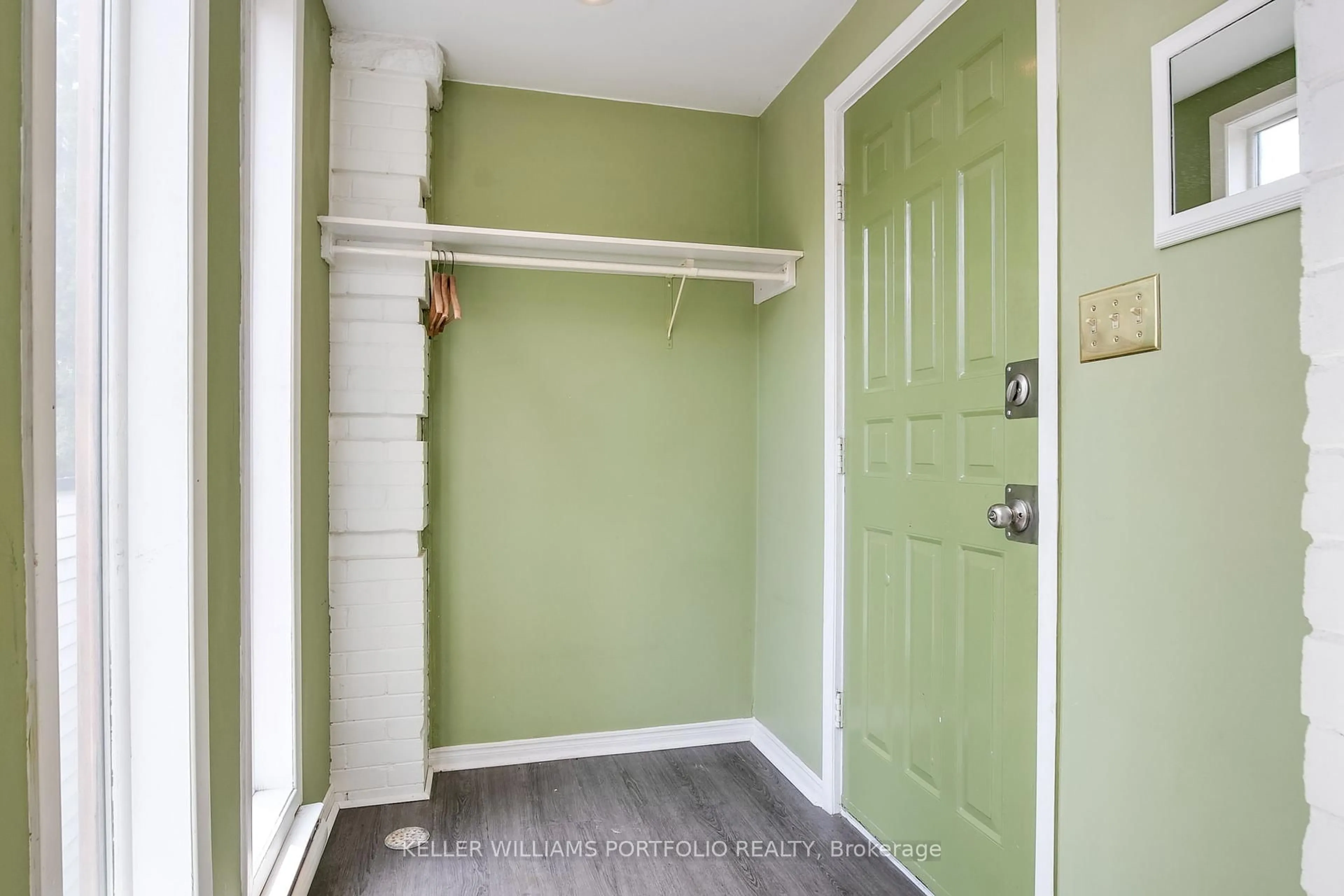 Indoor entryway for 11 Arlington Ave, Toronto Ontario M6G 3K7