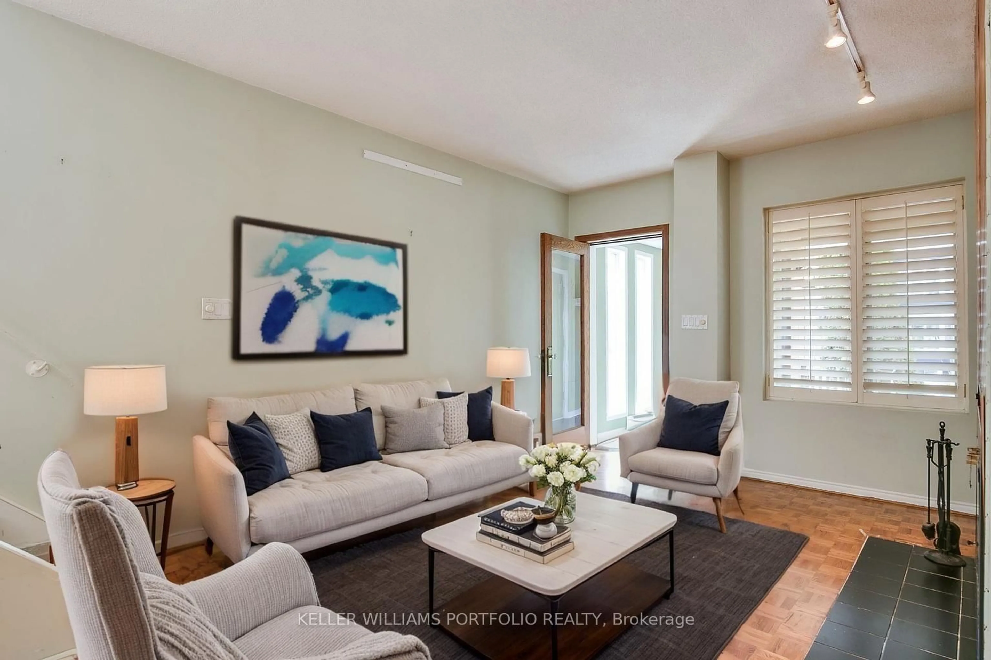 Living room with furniture, unknown for 11 Arlington Ave, Toronto Ontario M6G 3K7
