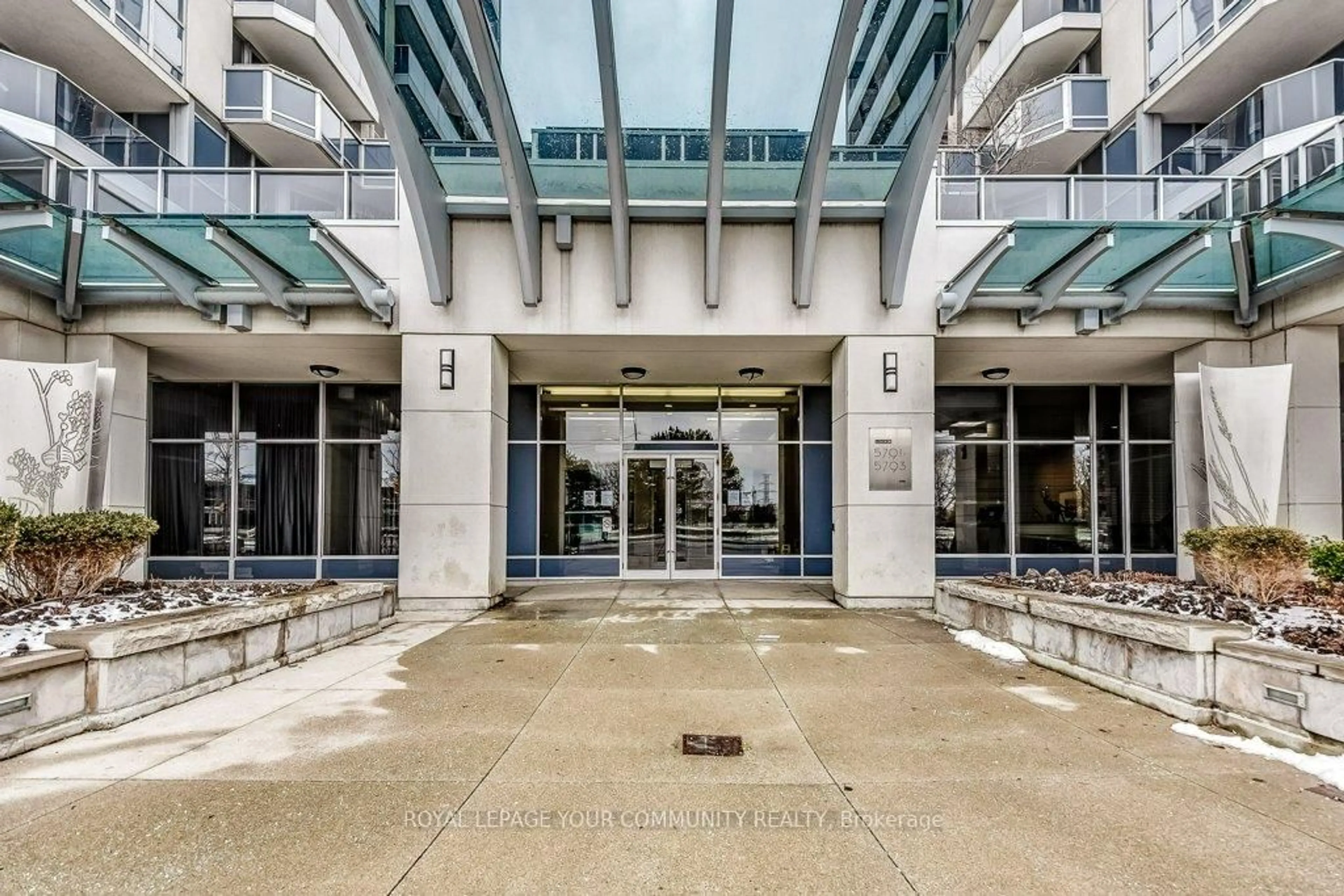 Indoor foyer for 5793 Yonge St #211, Toronto Ontario M2M 0A9