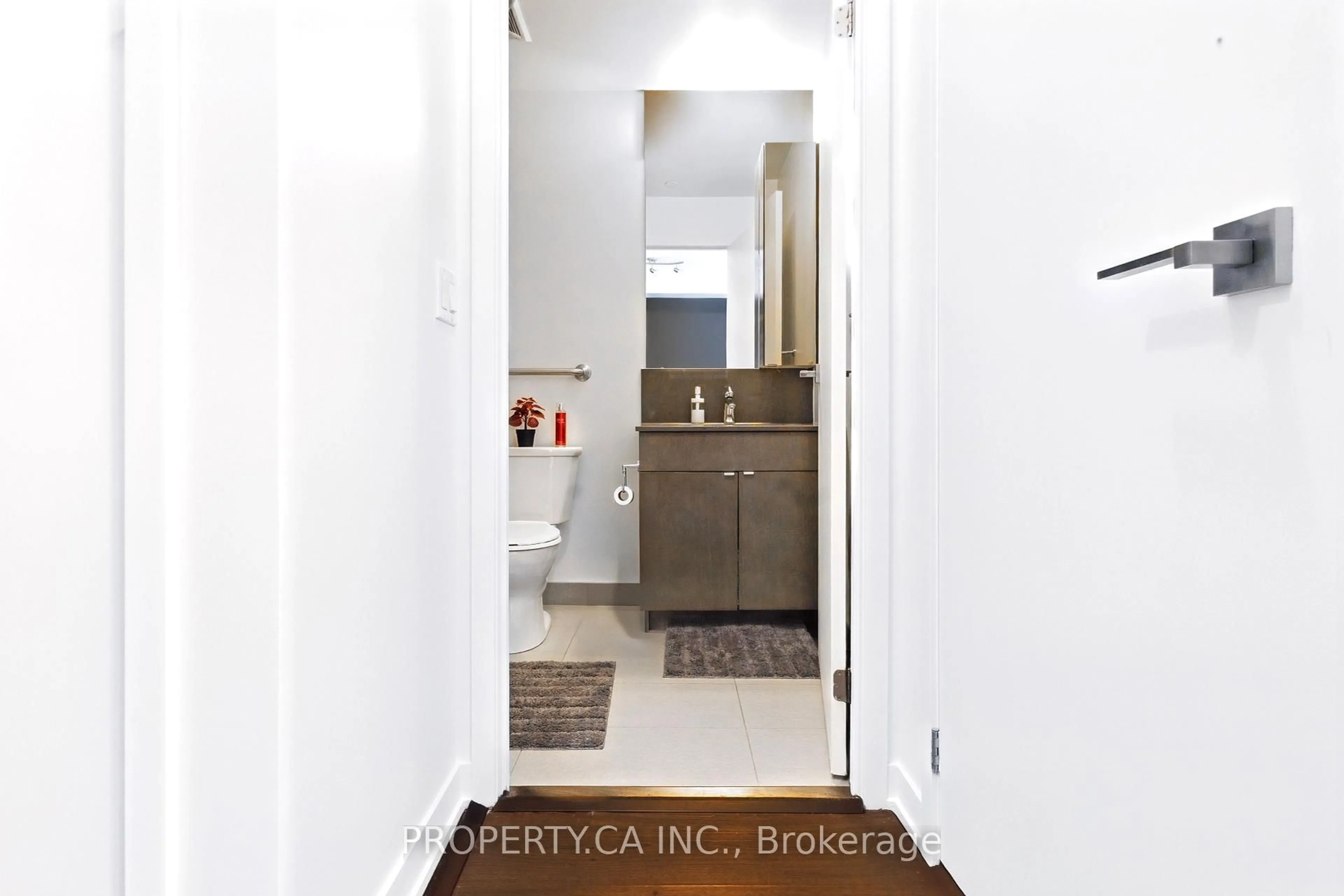 Standard bathroom, ceramic/tile floor for 98 Lillian St #2019, Toronto Ontario M4S 0A5