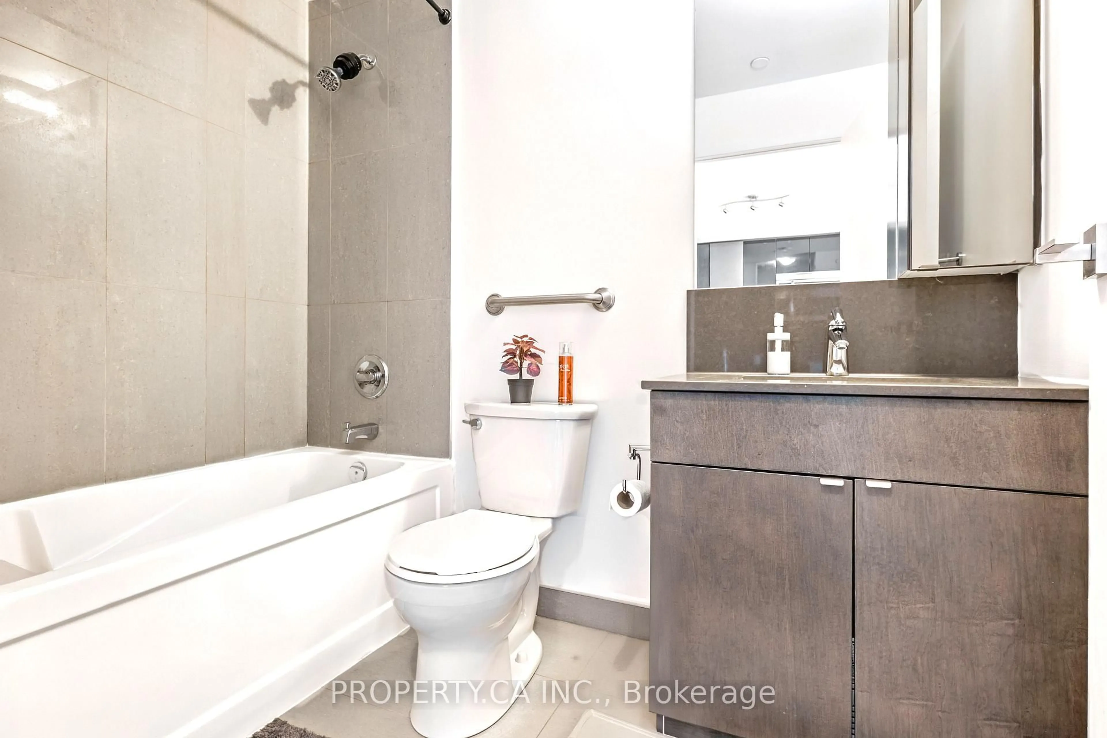 Standard bathroom, ceramic/tile floor for 98 Lillian St #2019, Toronto Ontario M4S 0A5