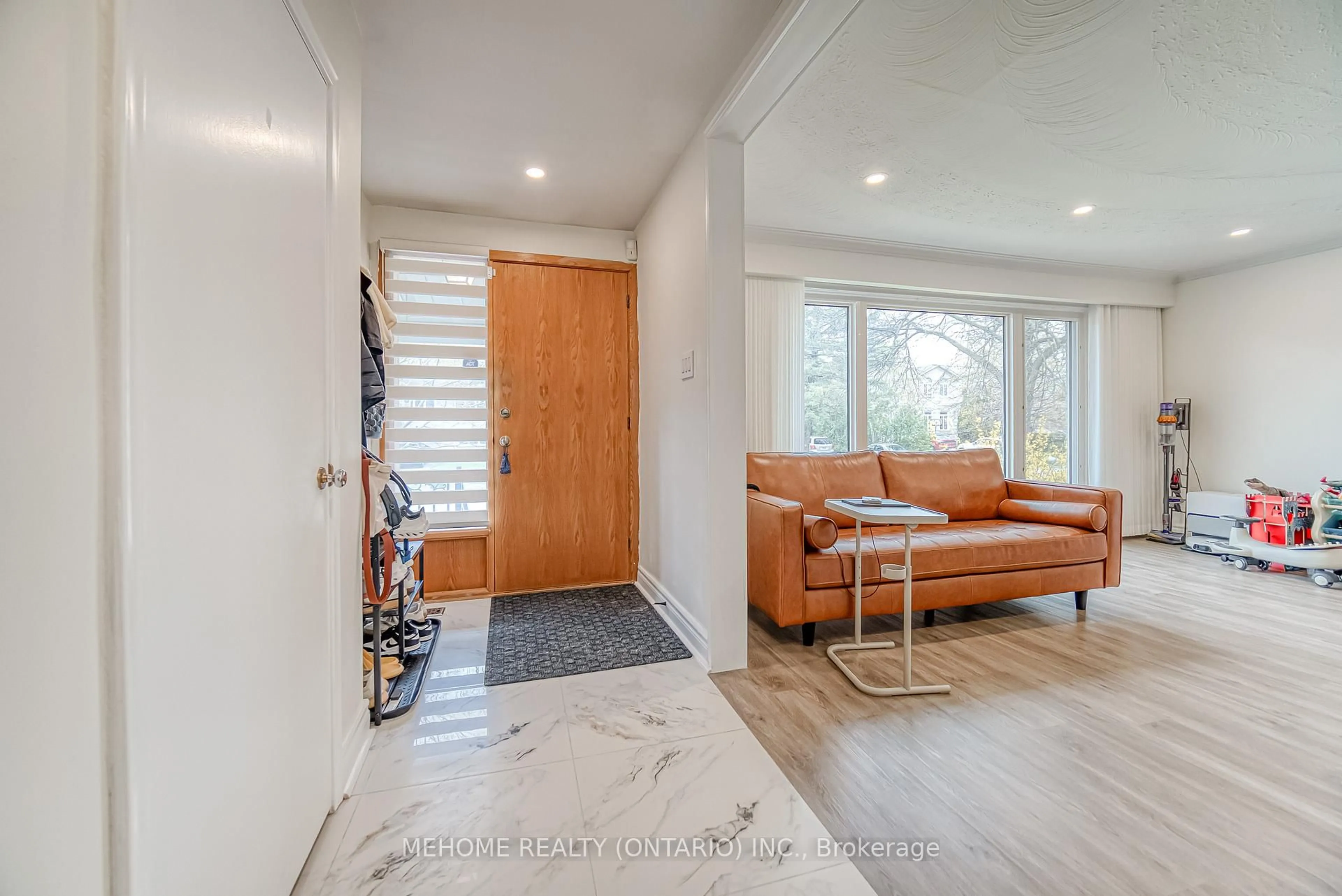 Indoor entryway for 25 Urbandale Ave, Toronto Ontario M2M 2G9