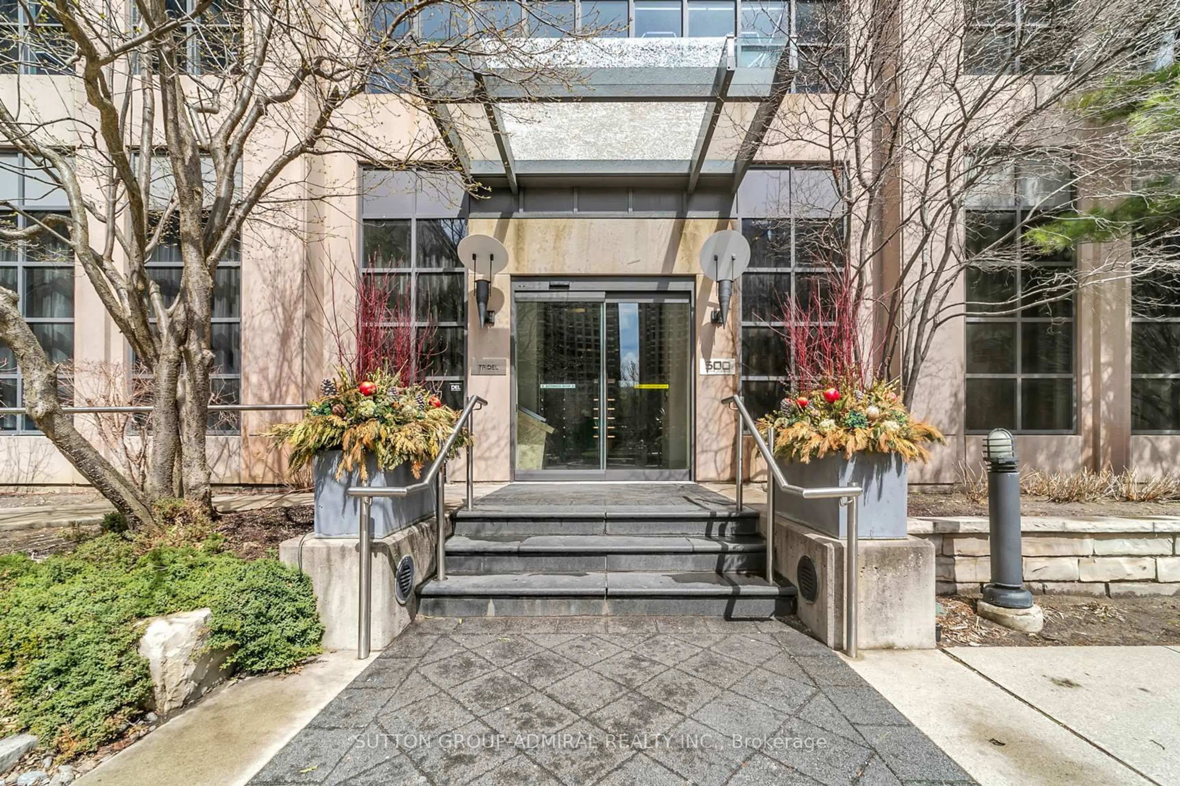 Indoor foyer for 500 Doris Ave #1325, Toronto Ontario M2N 0C1